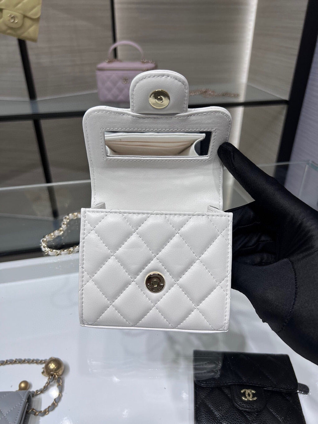 ＣＨＮＥＬMINI MATELASSÉ CLUTCH WITH CHAIN WHITE