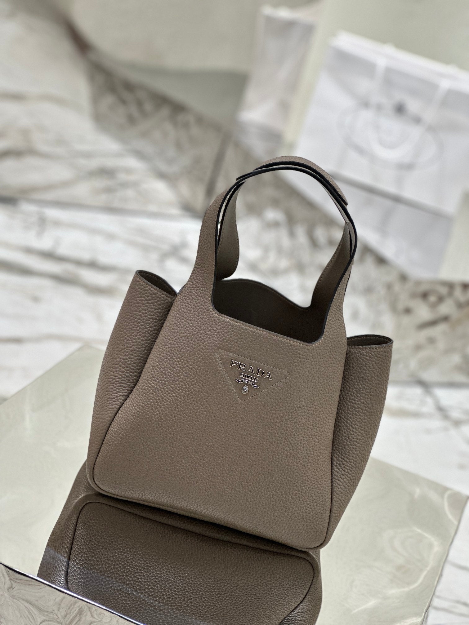 ＰＲＤＡ LEATHER TOTE BAG CLAY GRAY