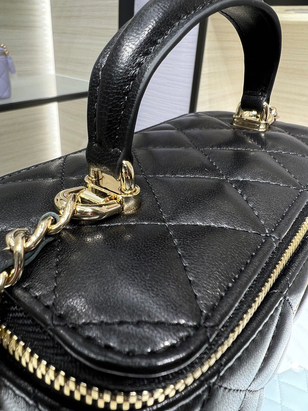 ＣＨＮＥＬ SMALL VANITY CASE WITH CHAIN