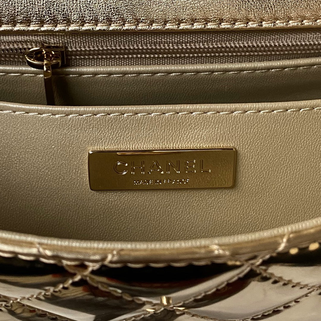 ＣＨＮＥＬCLASSIC FLAP BAG IN GOLD METALLIC QUILTED LEATHER