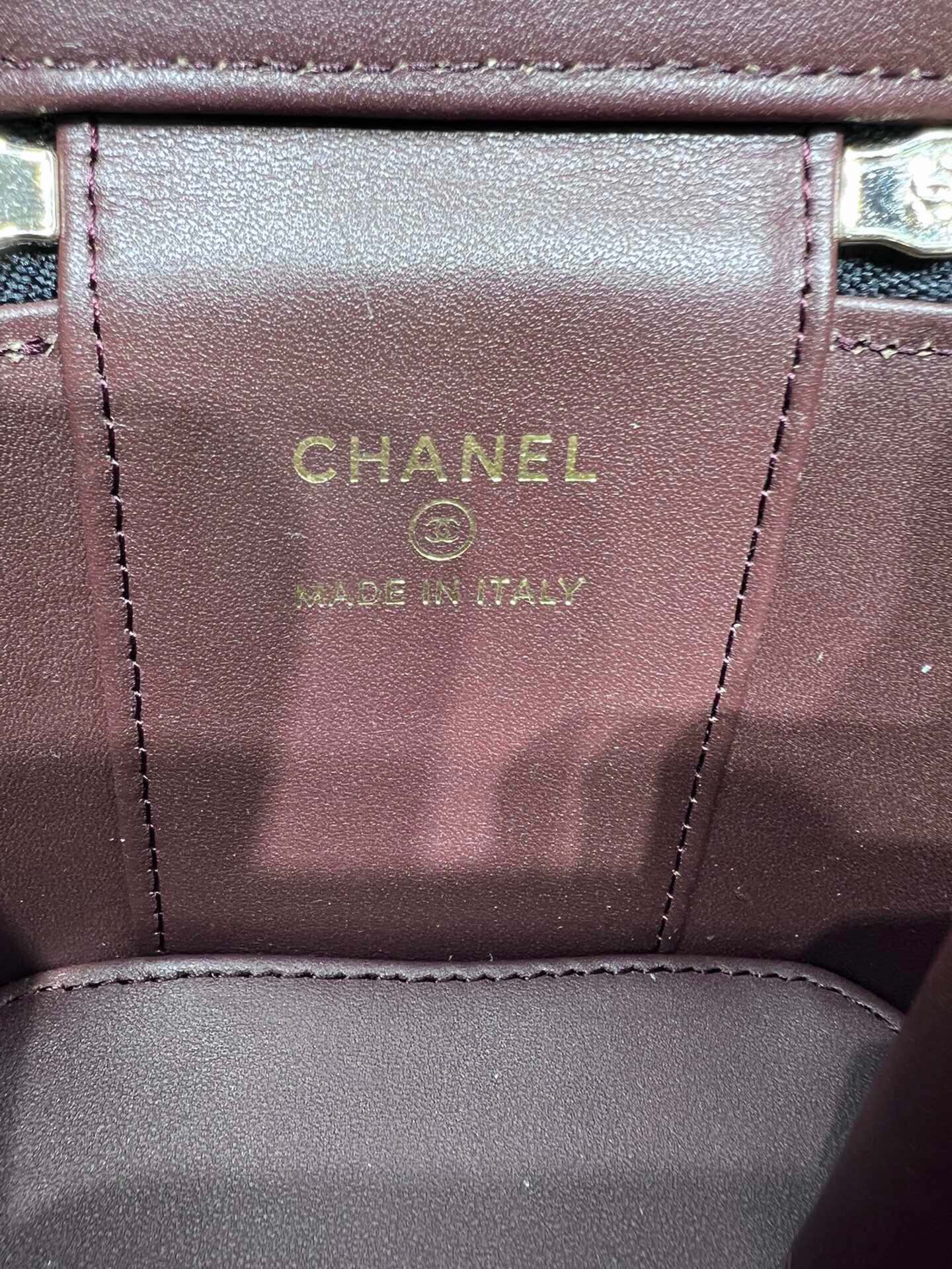 ＣＨＮＥＬMINI VANITY CASE WITH CLASSIC CHAIN