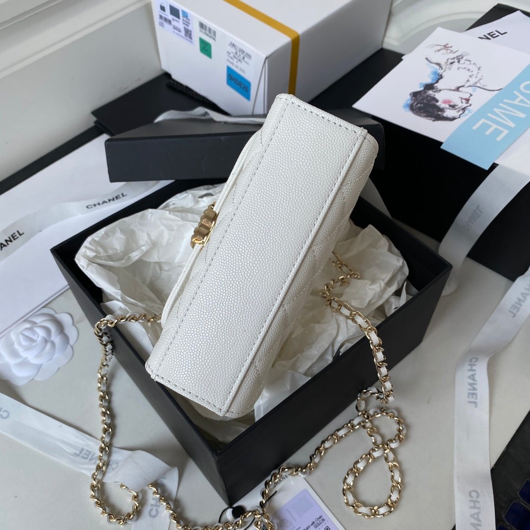 ＣＨＮＥＬCLUTCH WITH CHAIN WHITE