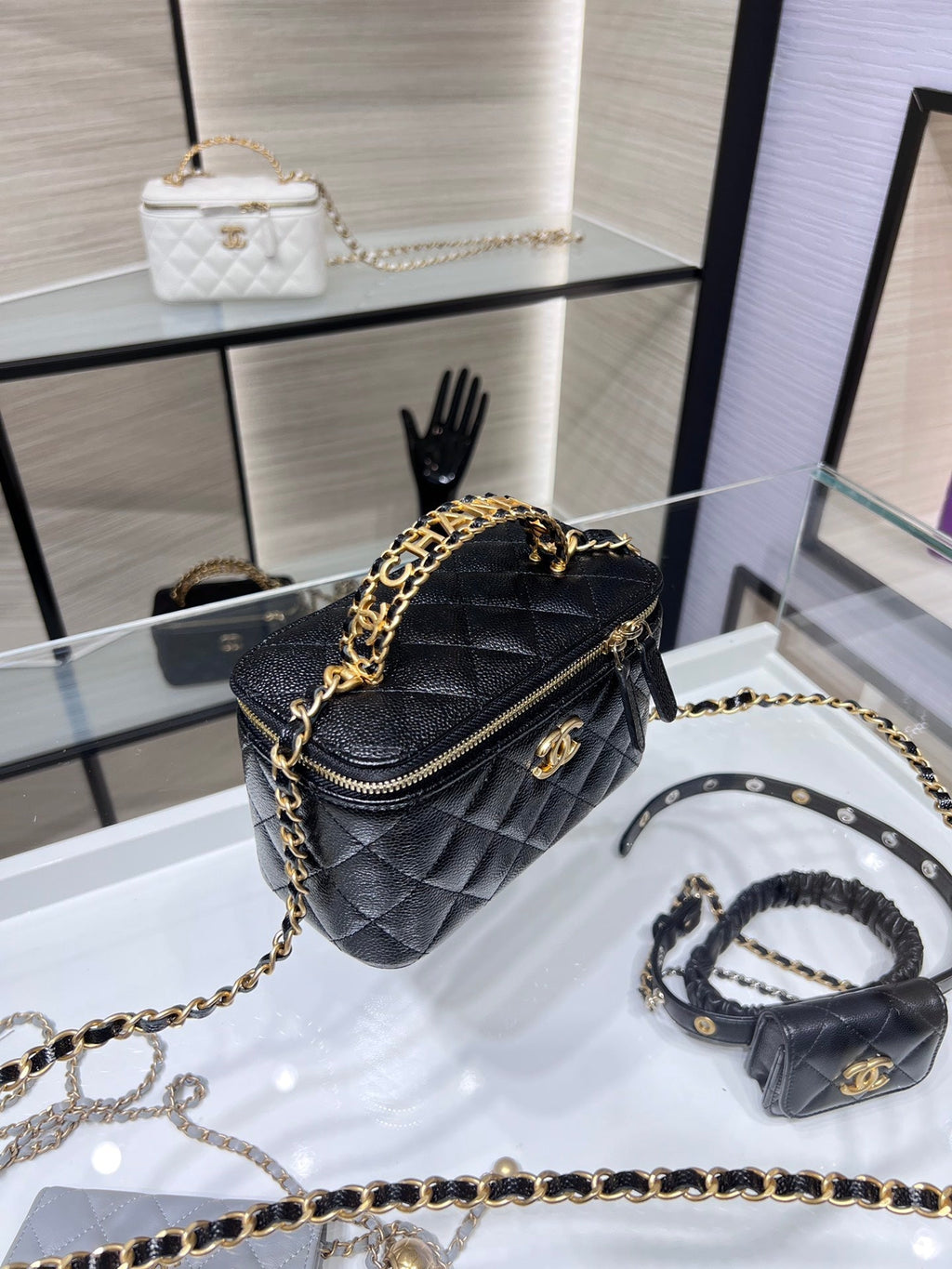 ＣＨＮＥＬCHAIN VANITY CASE BLACK