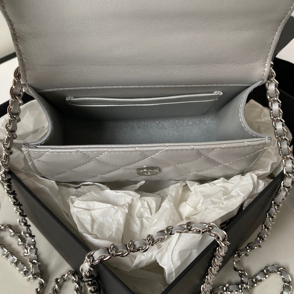 ＣＨＮＥＬCLUTCH WITH CHAIN SILVER METAL