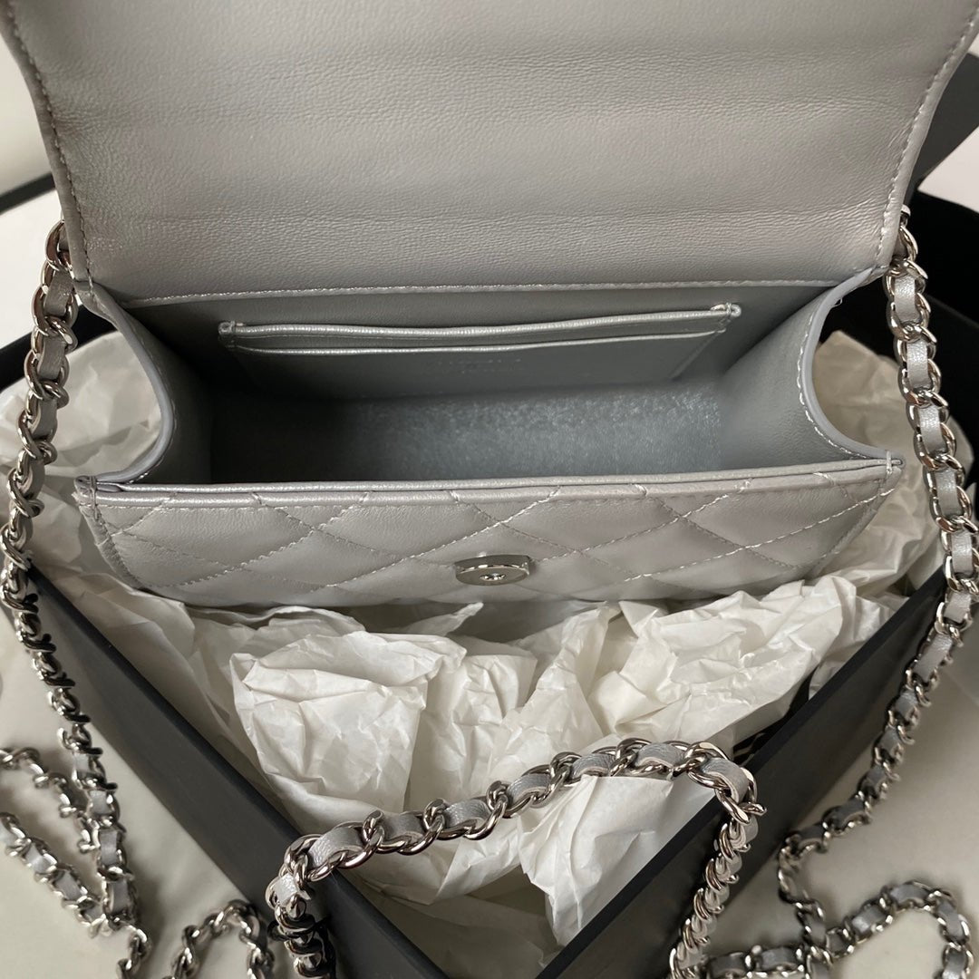ＣＨＮＥＬCLUTCH WITH CHAIN SILVER METAL