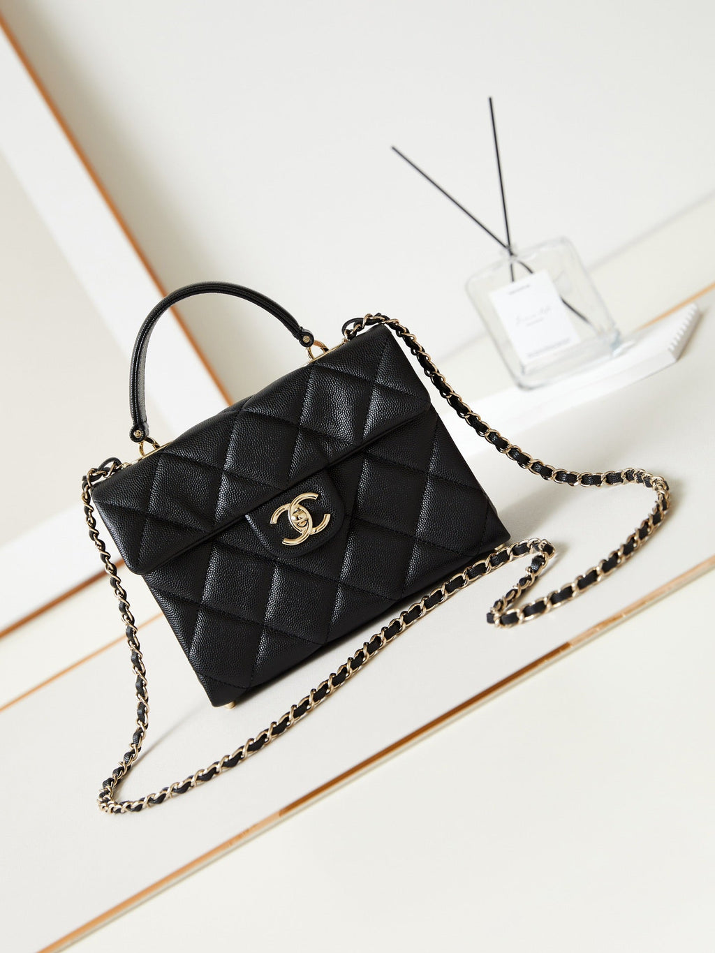 ＣＨＮＥＬFLAP BAG WITH A TOP HANDLE