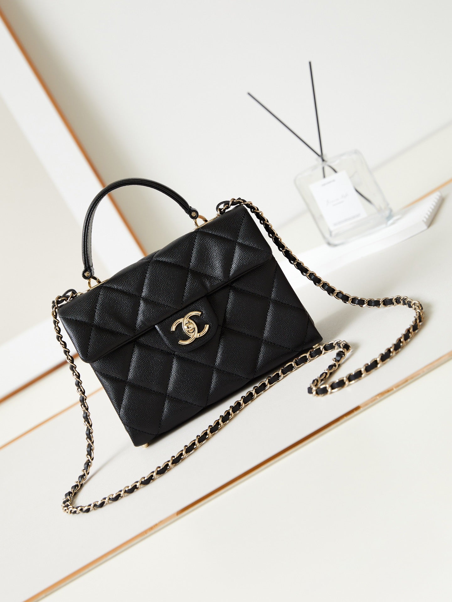 ＣＨＮＥＬFLAP BAG WITH A TOP HANDLE