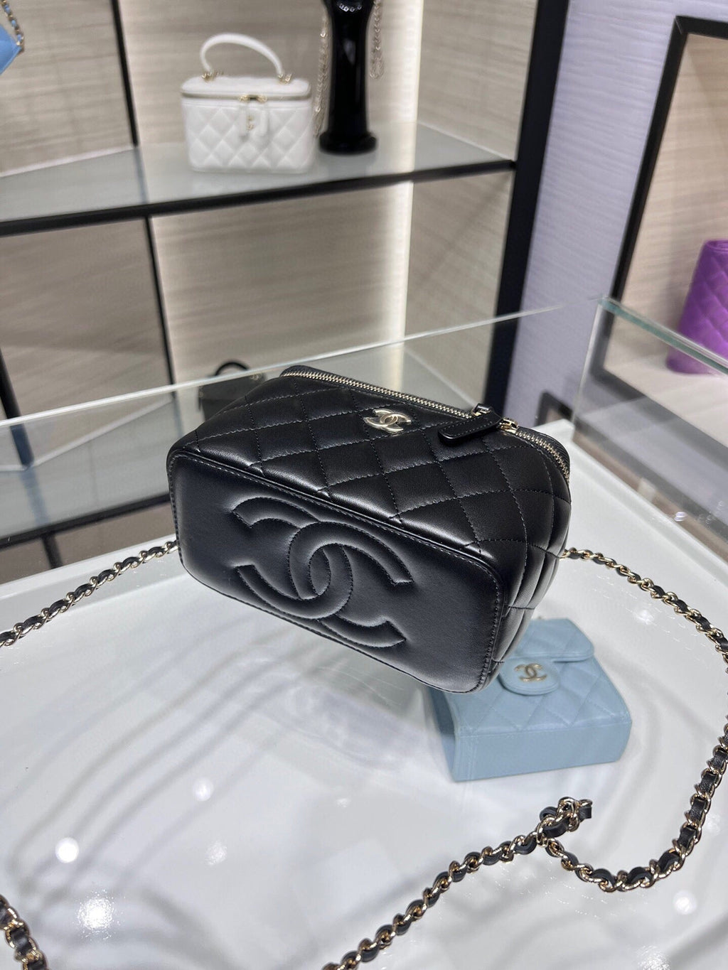 ＣＨＮＥＬ SMALL VANITY CASE WITH CHAIN