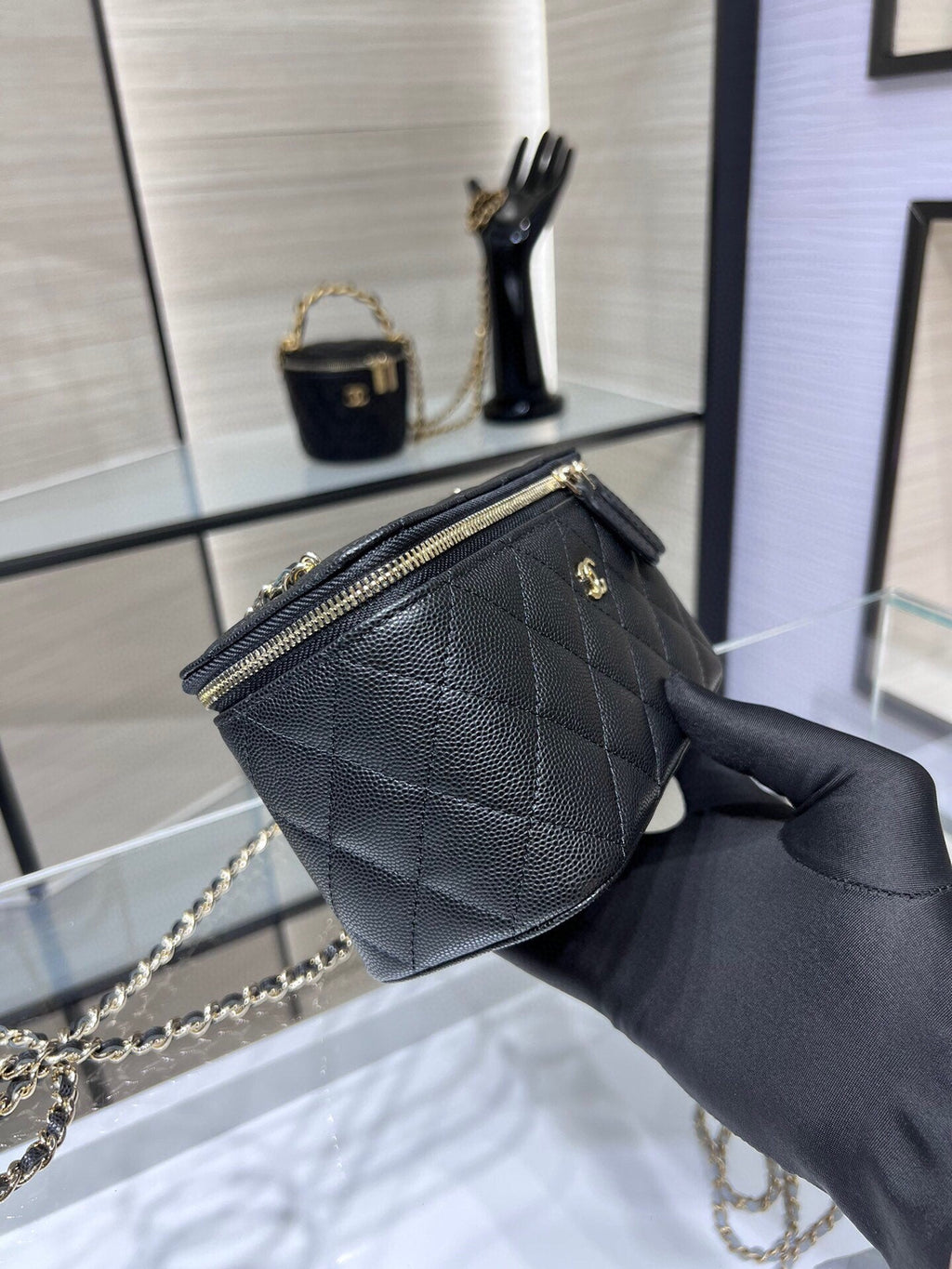 ＣＨＮＥＬCLASSIC VANITY CASE WITH CHAIN