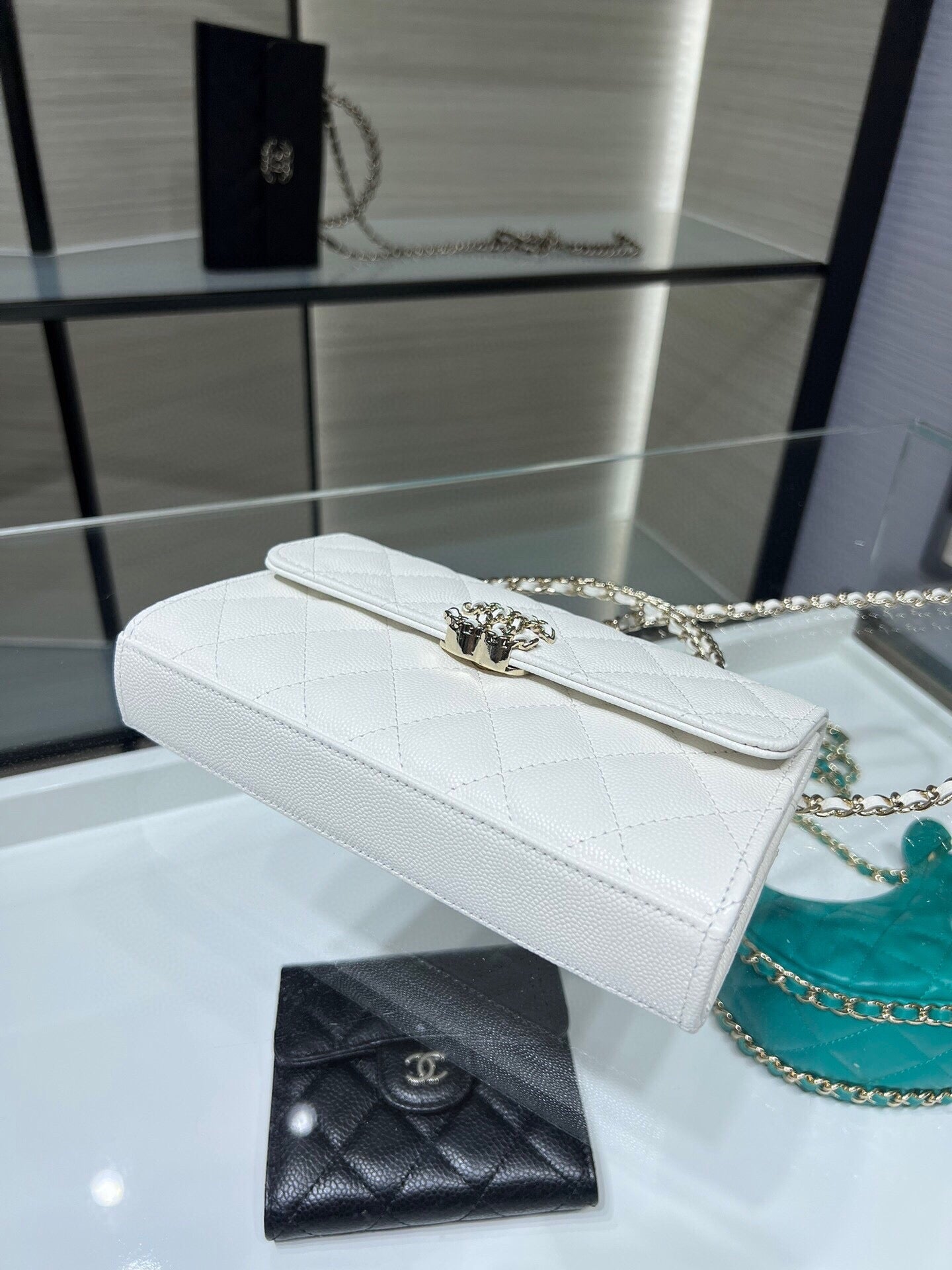 ＣＨＮＥＬPHONE HOLDER WITH CHAIN WHITE