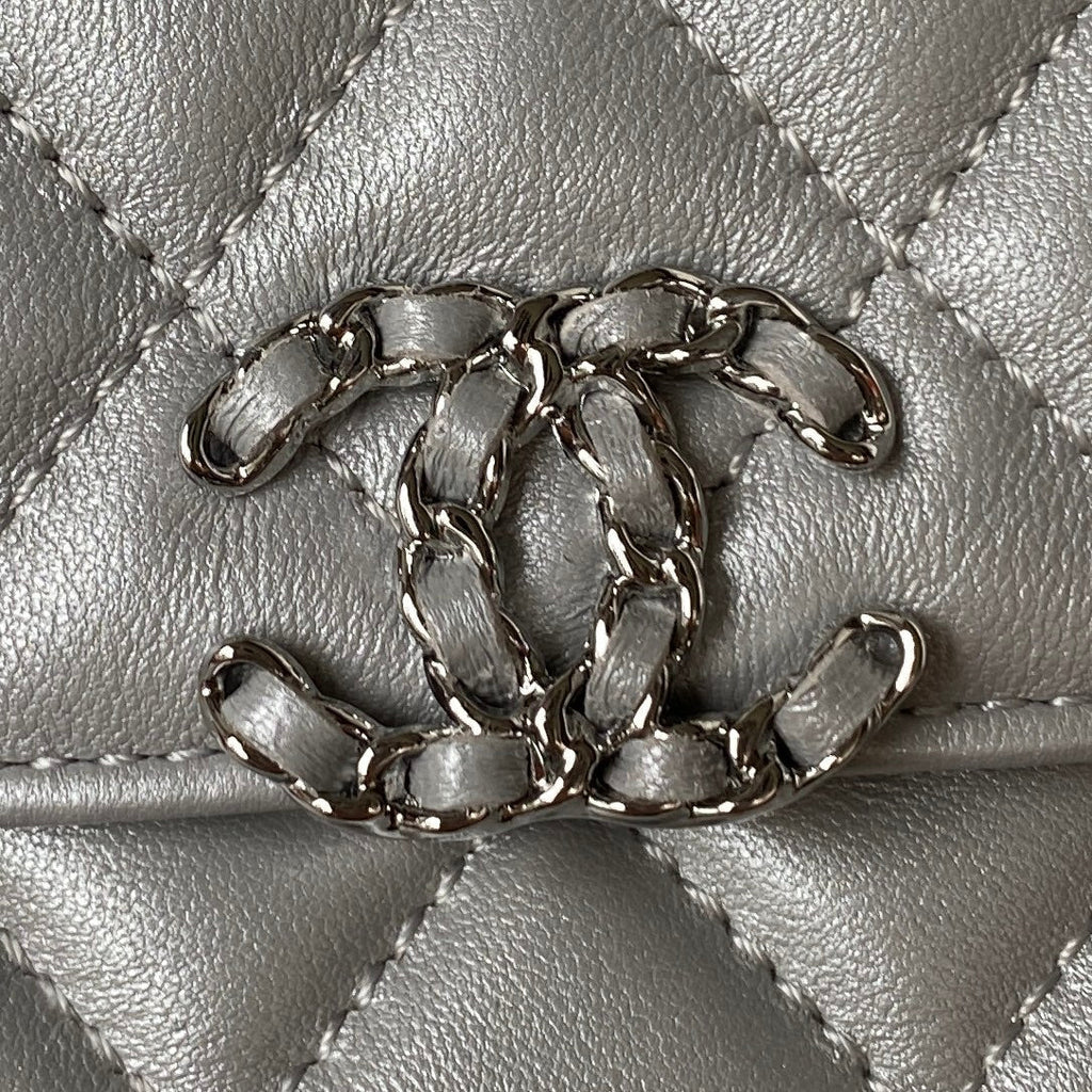 ＣＨＮＥＬCLUTCH WITH CHAIN SILVER METAL