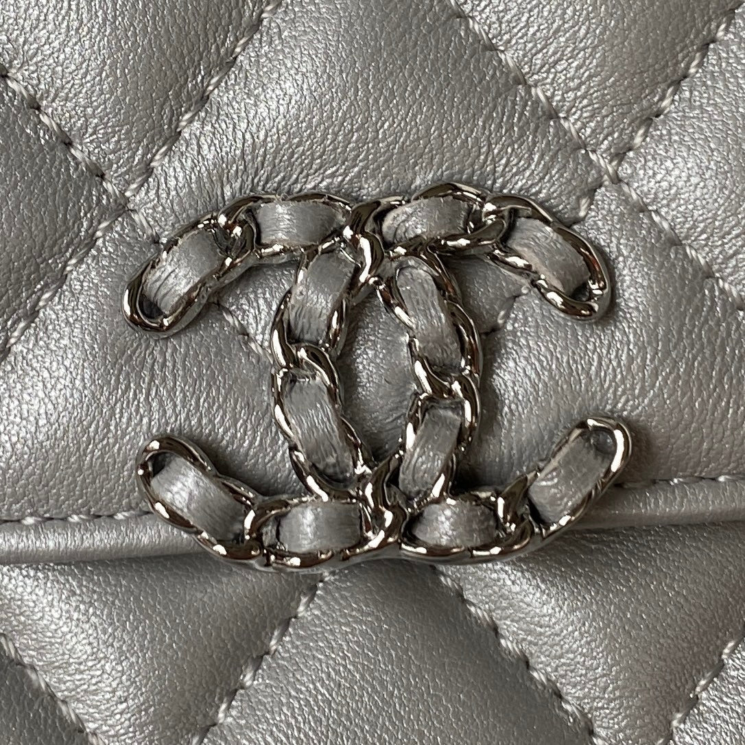 ＣＨＮＥＬCLUTCH WITH CHAIN SILVER METAL