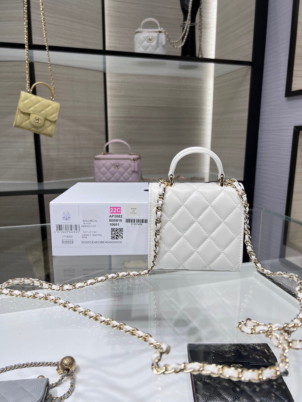 ＣＨＮＥＬMINI MATELASSÉ CLUTCH WITH CHAIN WHITE