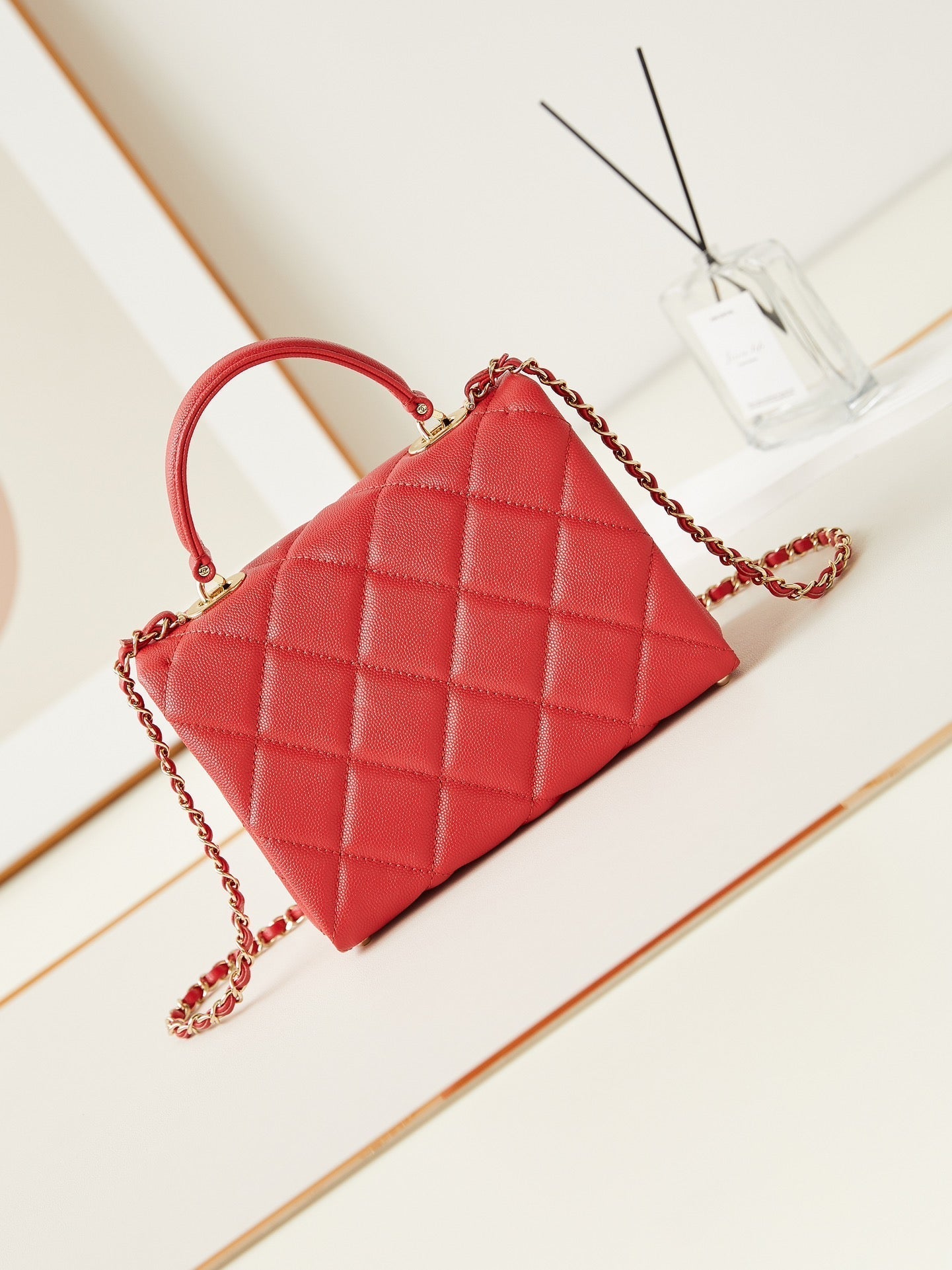 ＣＨＮＥＬFLAP BAG WITH A TOP HANDLE RED