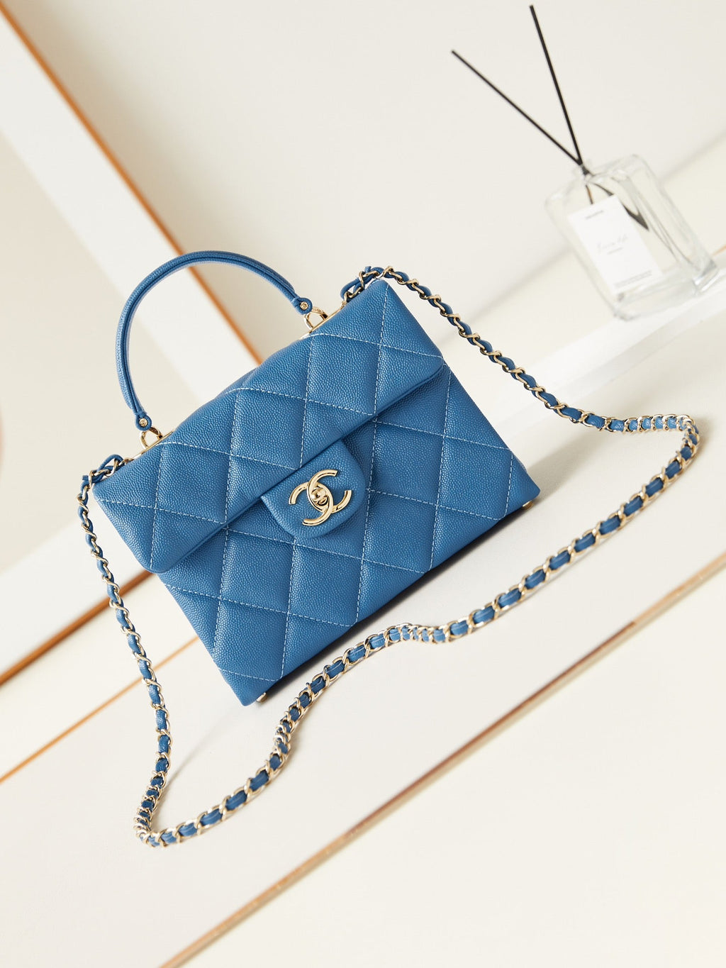 ＣＨＮＥＬFLAP BAG WITH A TOP HANDLE BLUE