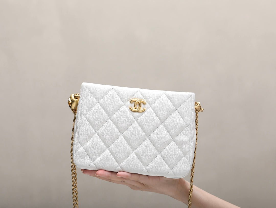 ＣＨＮＥＬGOLD HEART BALL CHAIN SMALL HOBO BAG WHITE