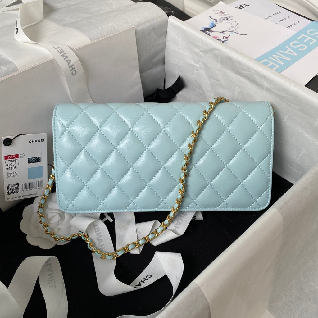 ＣＨＮＥＬCLASSIC WALLET ON CHAIN BABY BLUE