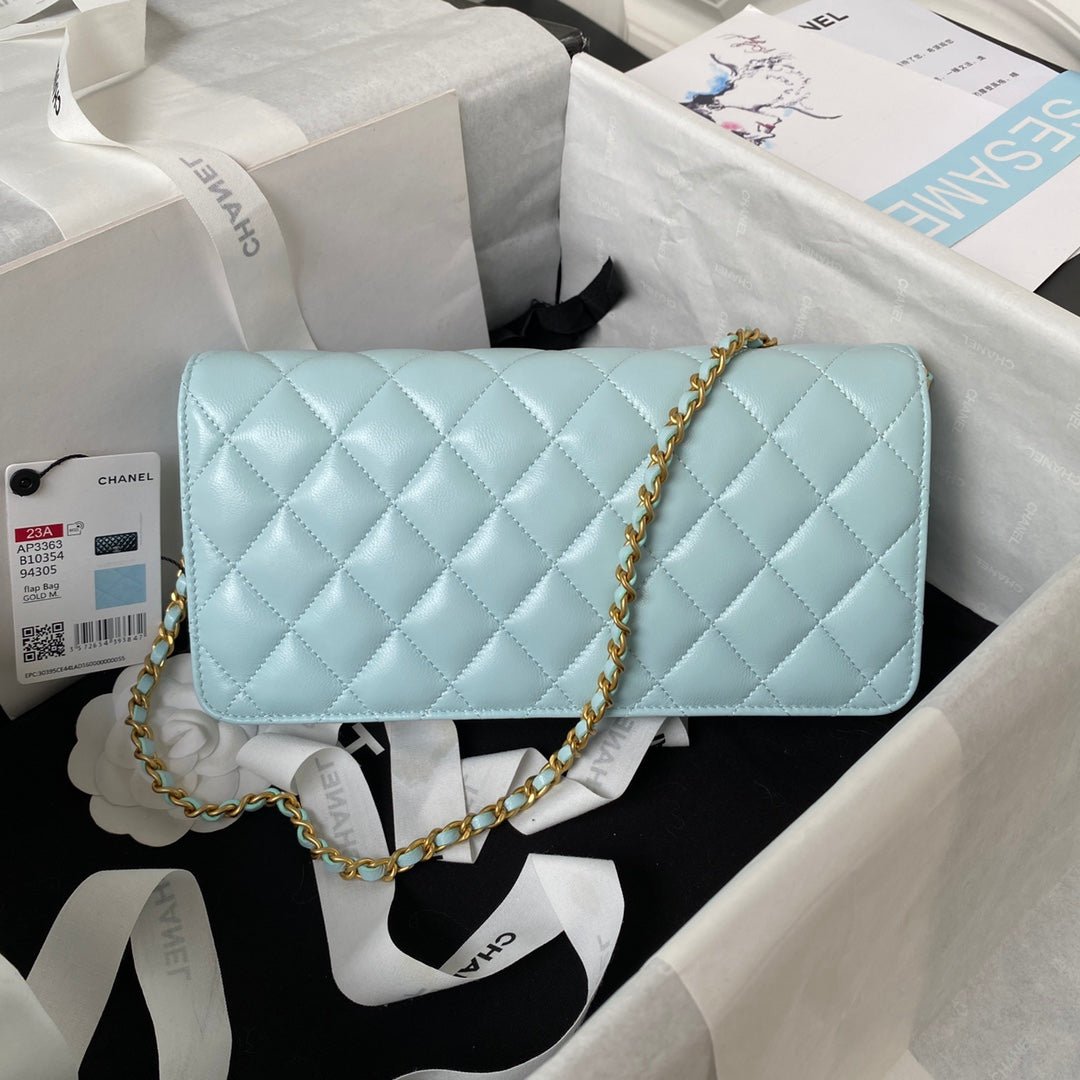 ＣＨＮＥＬCLASSIC WALLET ON CHAIN BABY BLUE