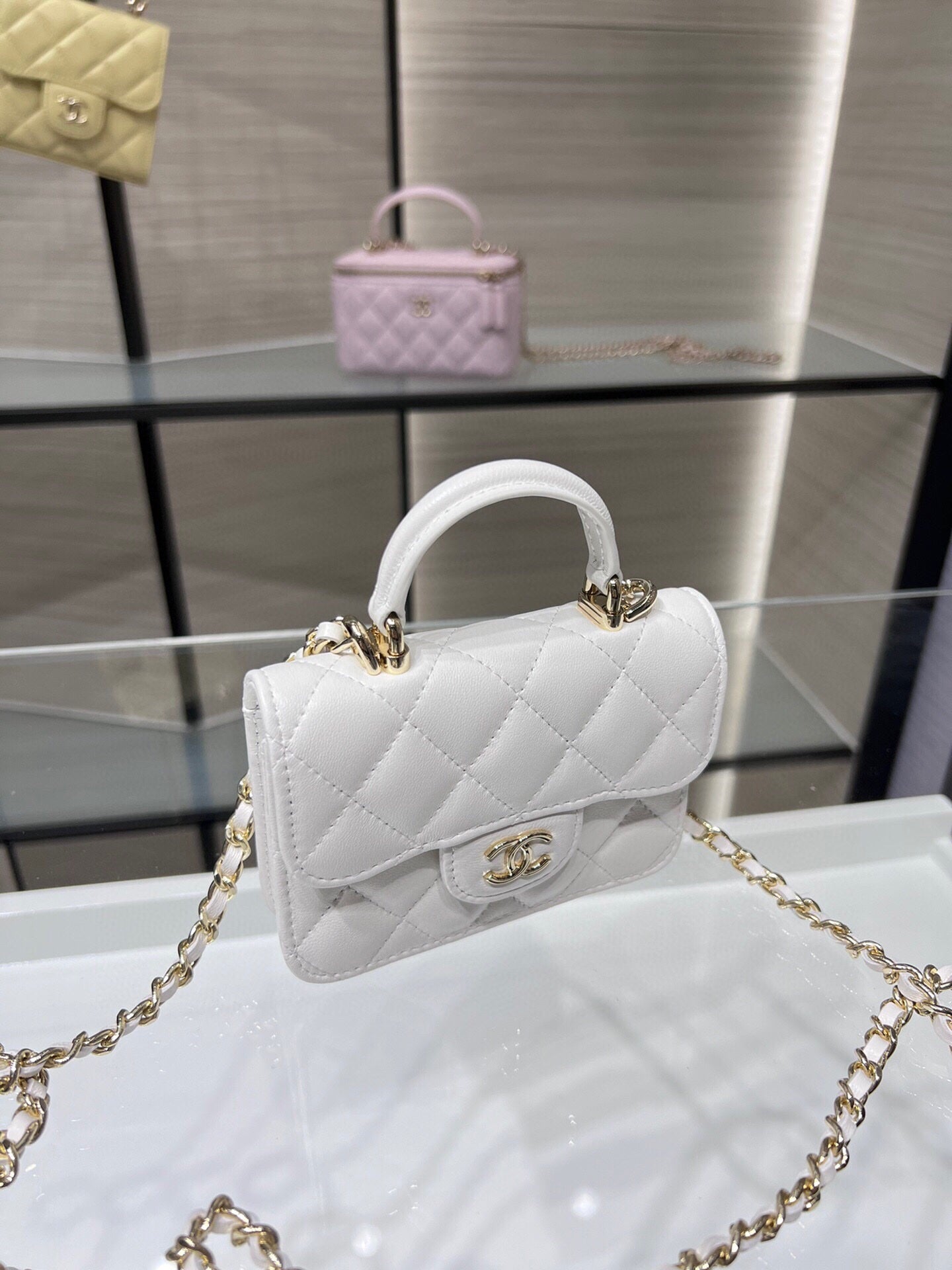 ＣＨＮＥＬFLAP COIN PURSE WITH CHAIN WHITE