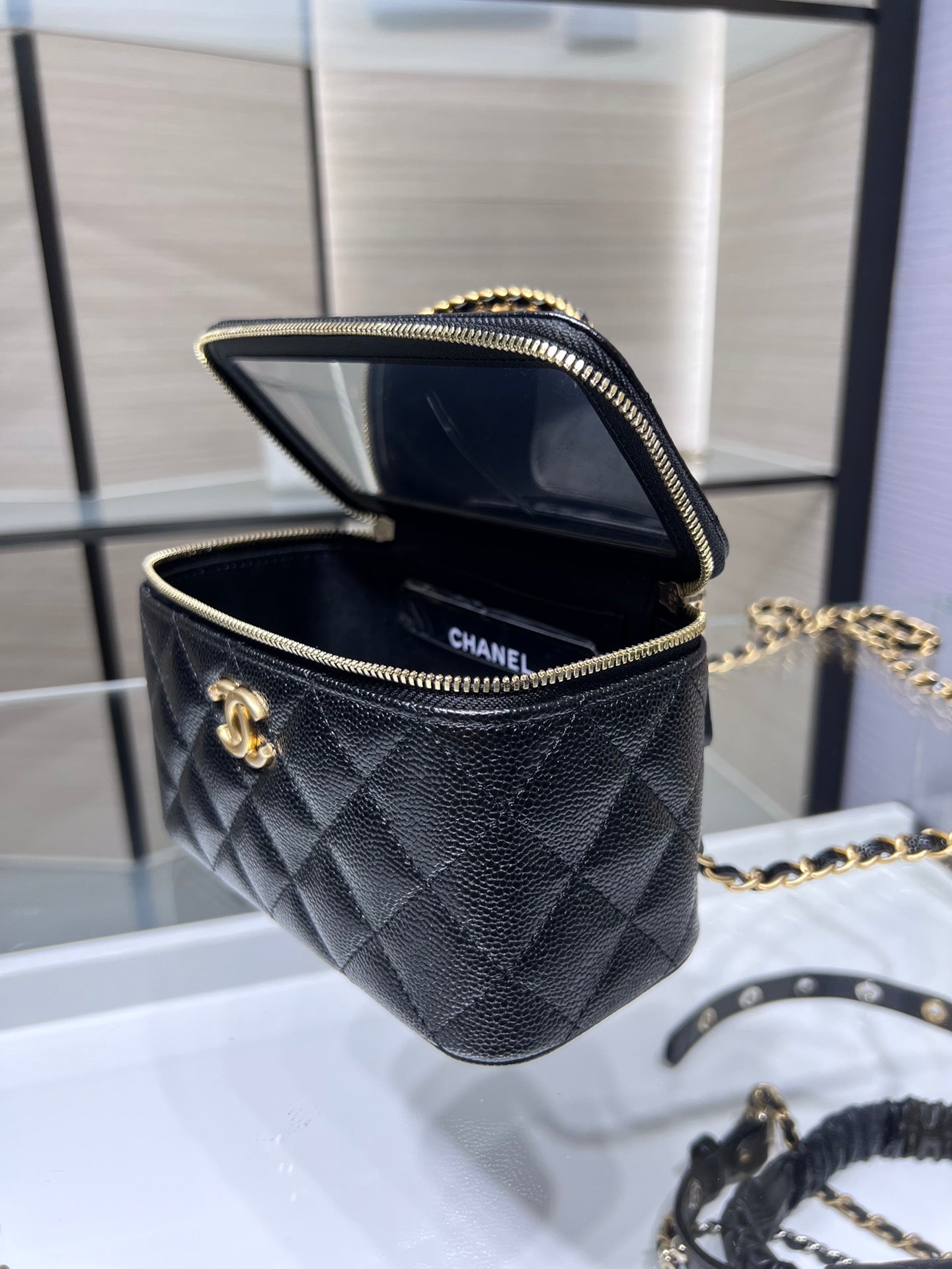 ＣＨＮＥＬCHAIN VANITY CASE BLACK