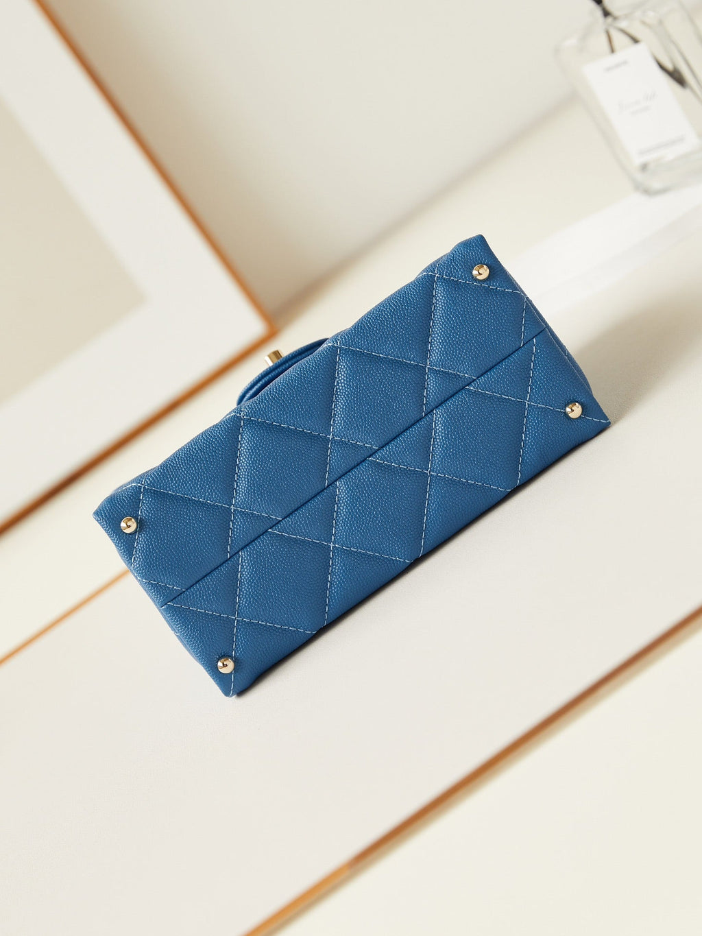 ＣＨＮＥＬFLAP BAG WITH A TOP HANDLE BLUE