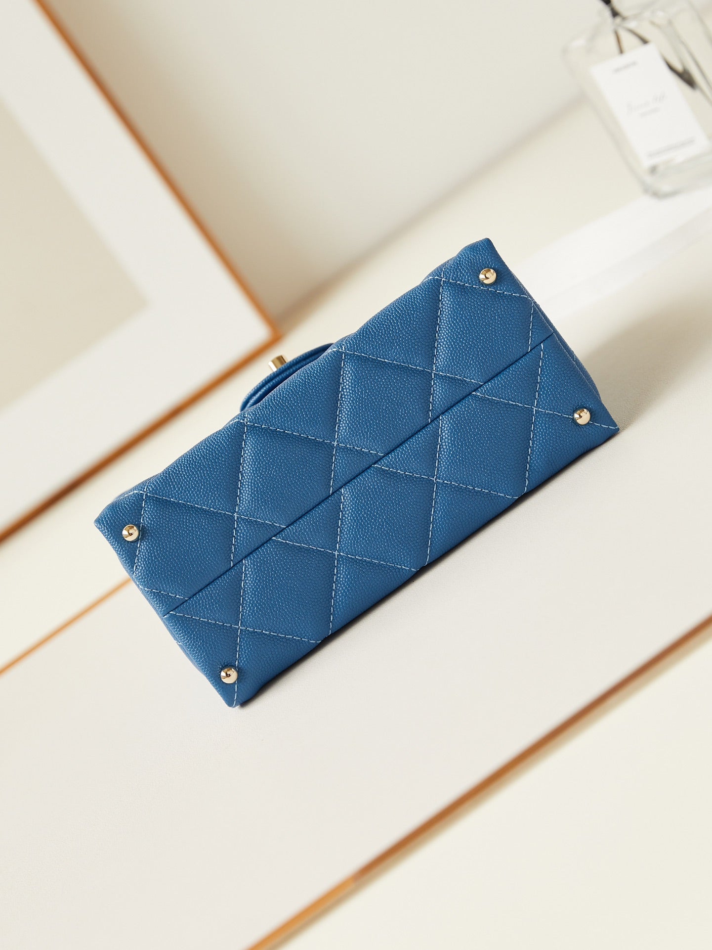 ＣＨＮＥＬFLAP BAG WITH A TOP HANDLE BLUE