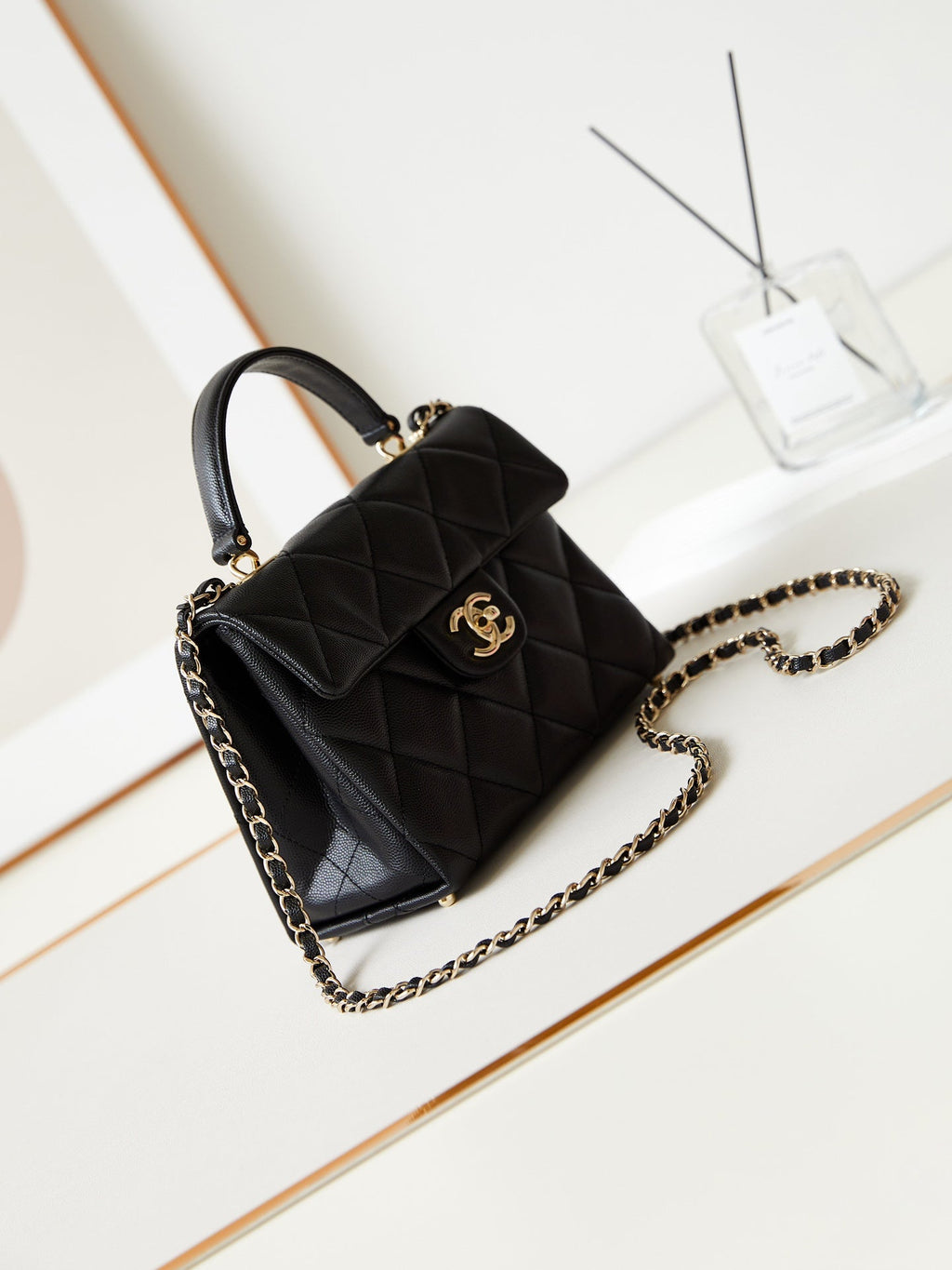 ＣＨＮＥＬFLAP BAG WITH A TOP HANDLE