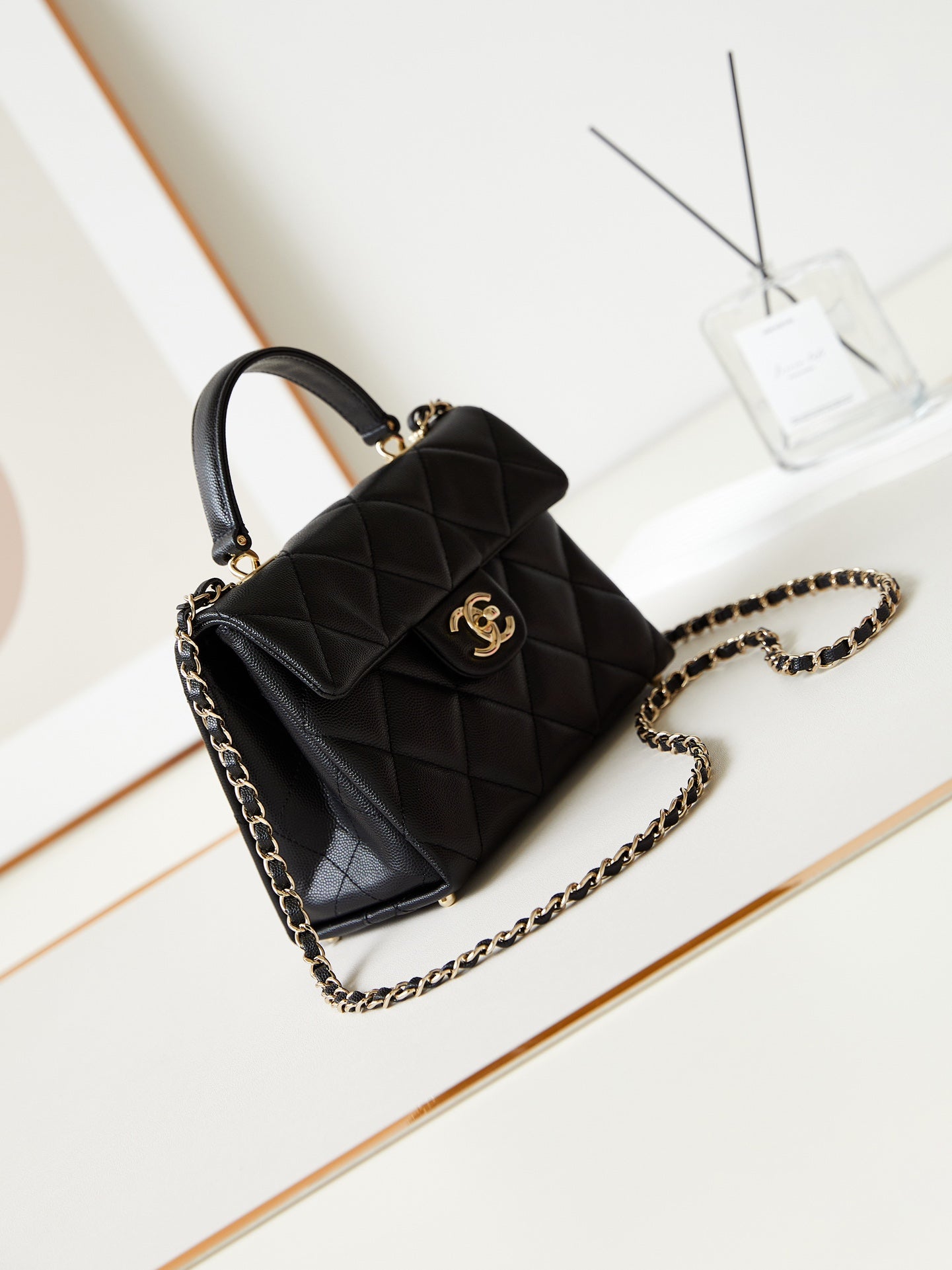 ＣＨＮＥＬFLAP BAG WITH A TOP HANDLE