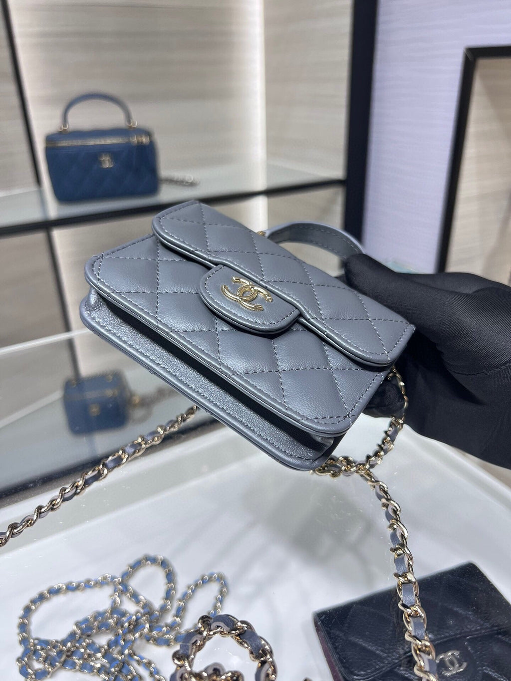 ＣＨＮＥＬFLAP COIN PURSE WITH CHAIN GRAY