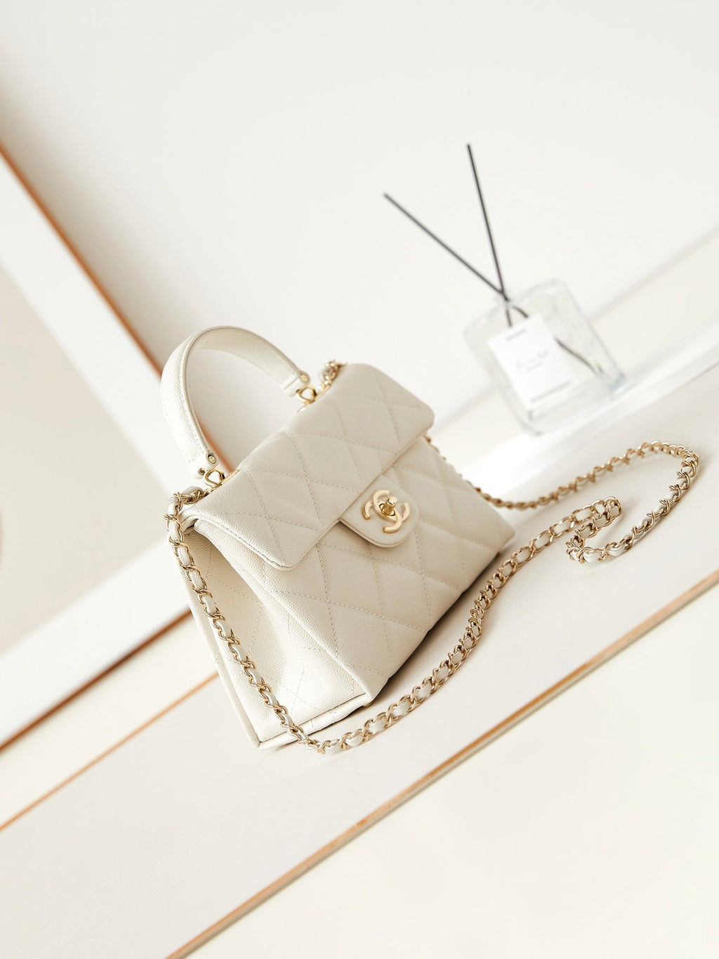 ＣＨＮＥＬFLAP BAG WITH A TOP HANDLE WHITE