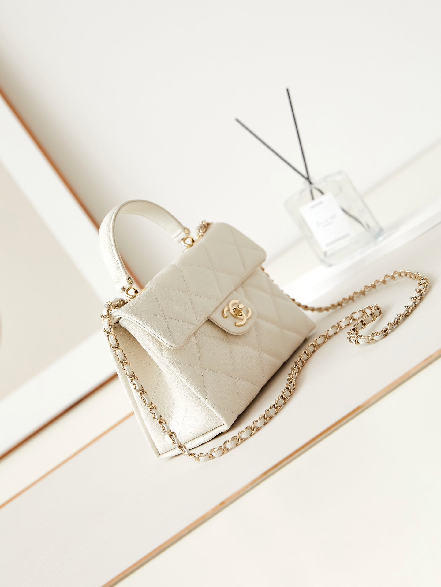 ＣＨＮＥＬFLAP BAG WITH A TOP HANDLE WHITE
