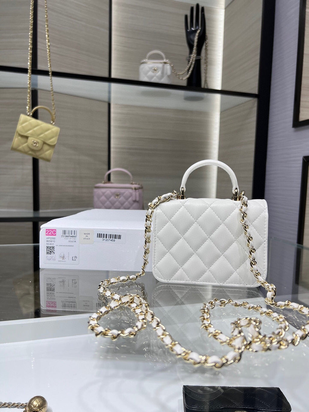ＣＨＮＥＬFLAP COIN PURSE WITH CHAIN WHITE