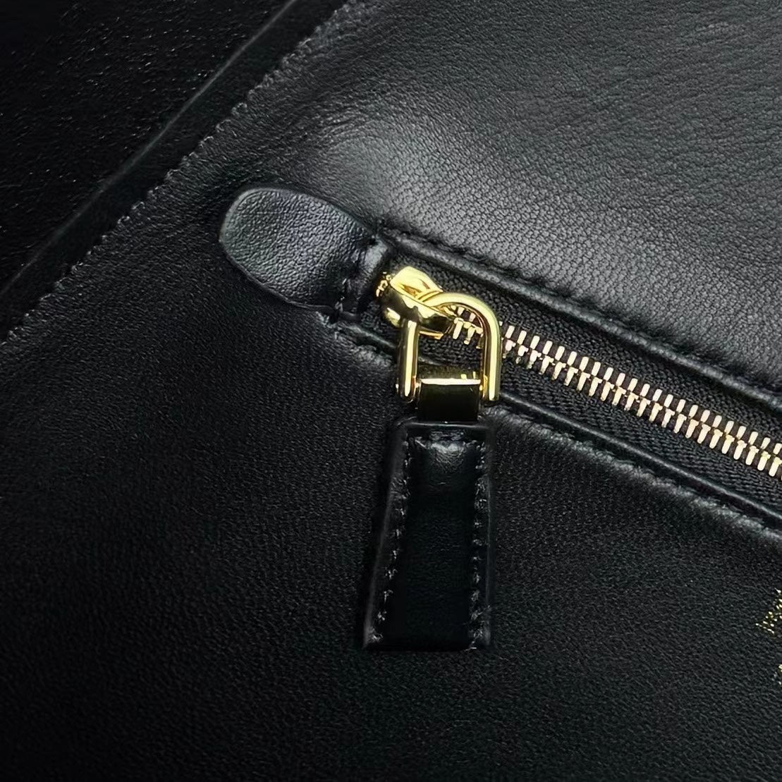 ＰＲＤＡ MEDIUM LEATHER TOTE BAG