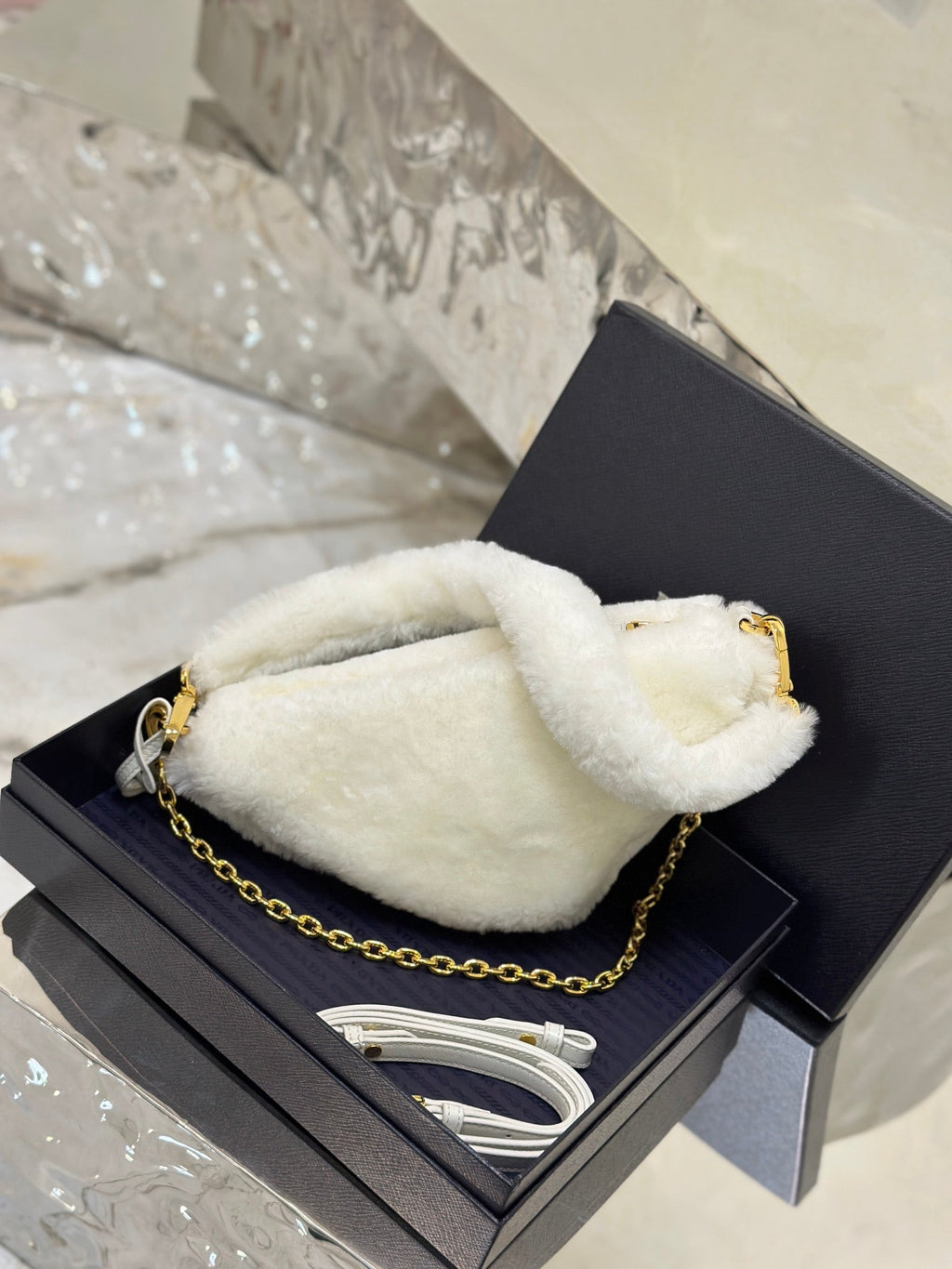 ＰＲＤＡ 2018 MINI SHEARLING TRIANGLE SATCHEL WHITE