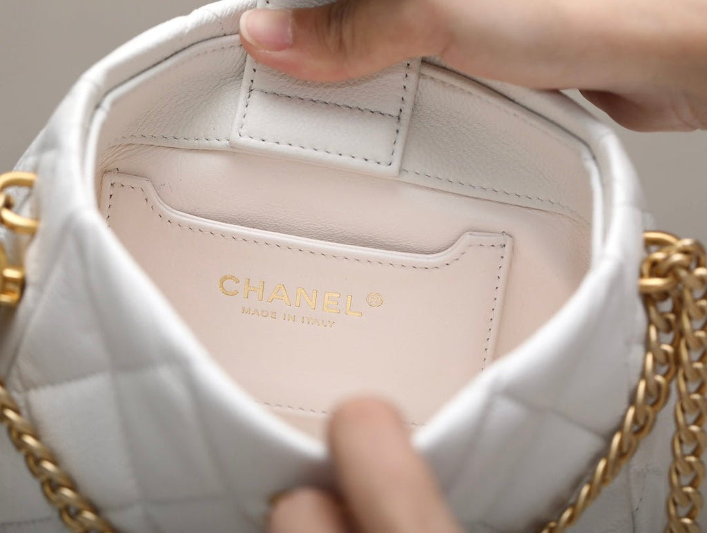 ＣＨＮＥＬGOLD HEART BALL CHAIN SMALL HOBO BAG WHITE