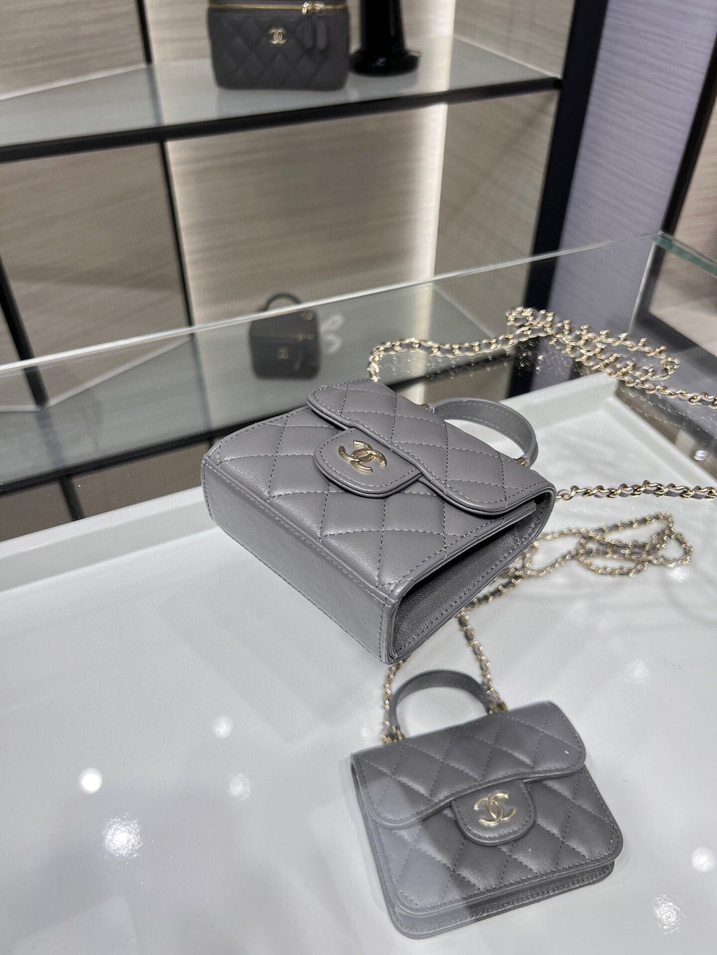 ＣＨＮＥＬMINI MATELASSÉ CLUTCH WITH CHAIN GRAY