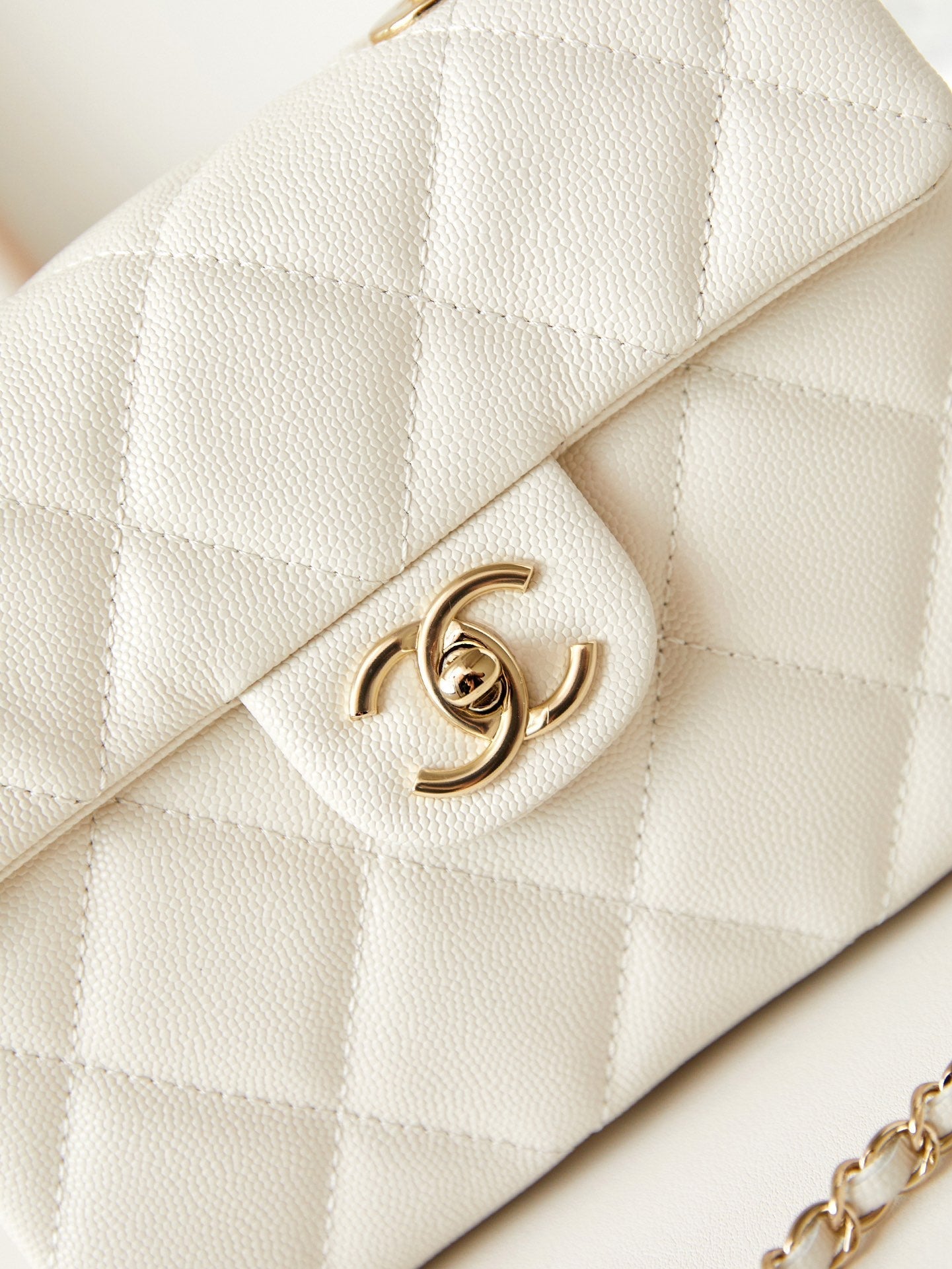 ＣＨＮＥＬFLAP BAG WITH A TOP HANDLE WHITE