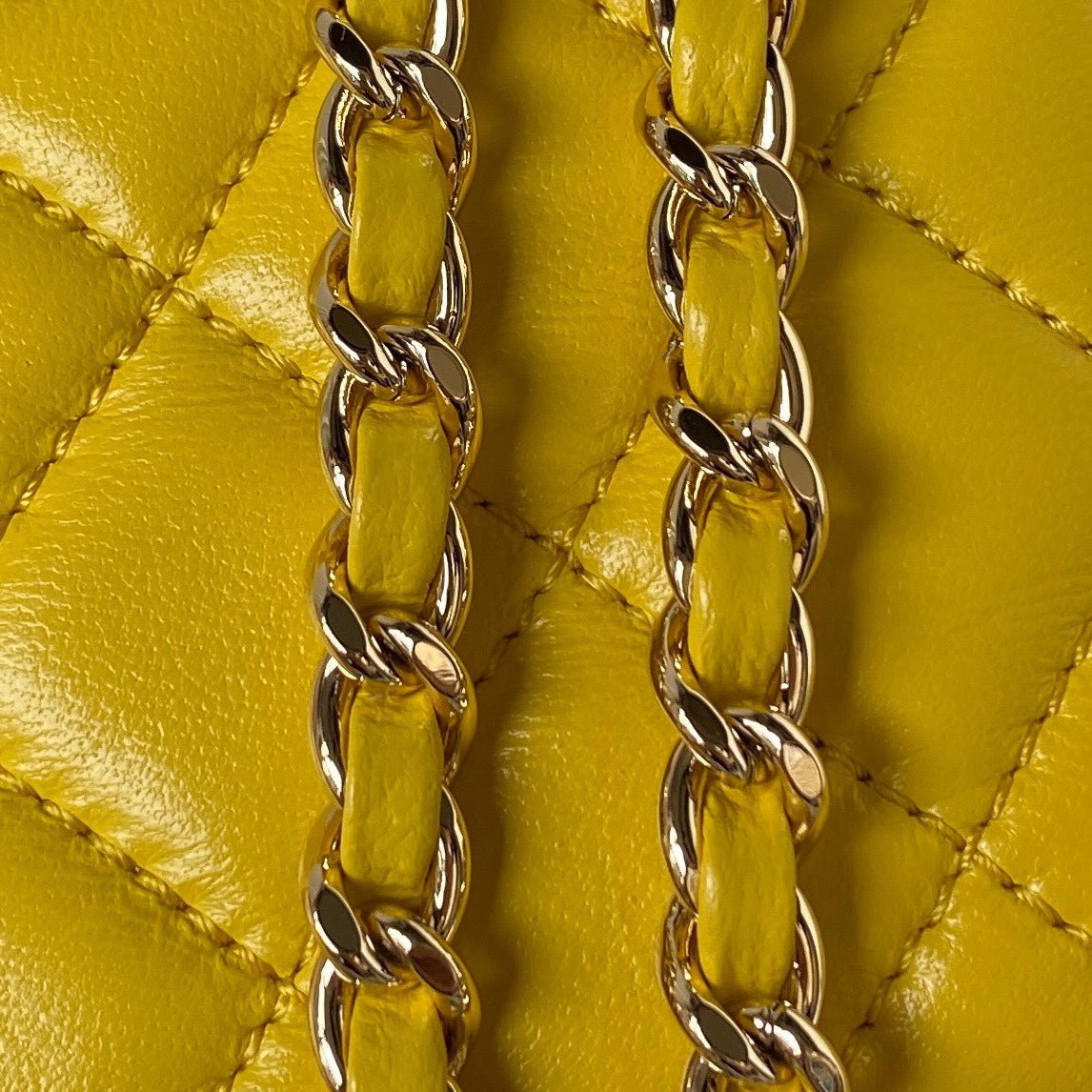 ＣＨＮＥＬFLAP BAG WITH TOP HANDLE YELLOW