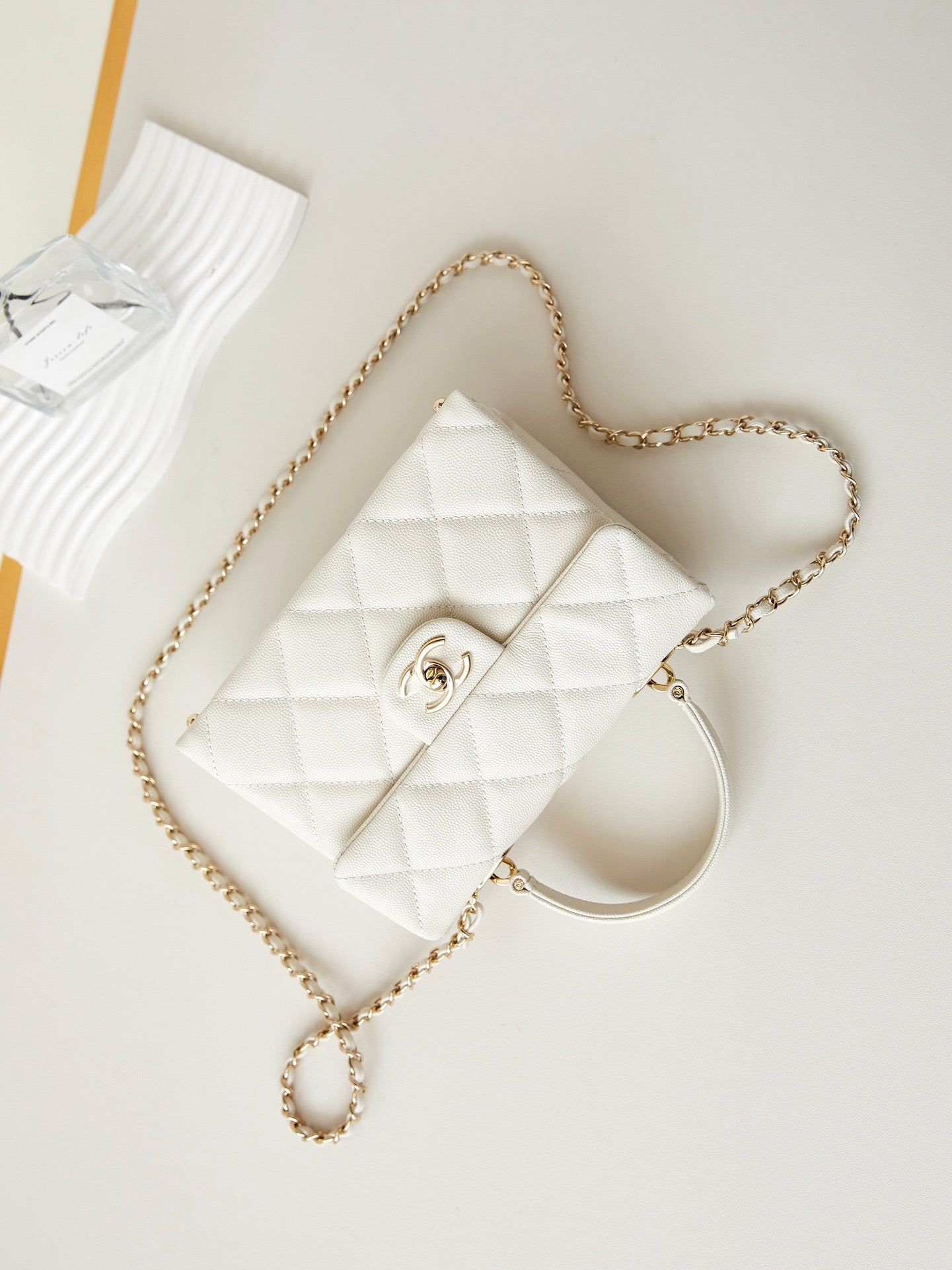 ＣＨＮＥＬFLAP BAG WITH A TOP HANDLE WHITE