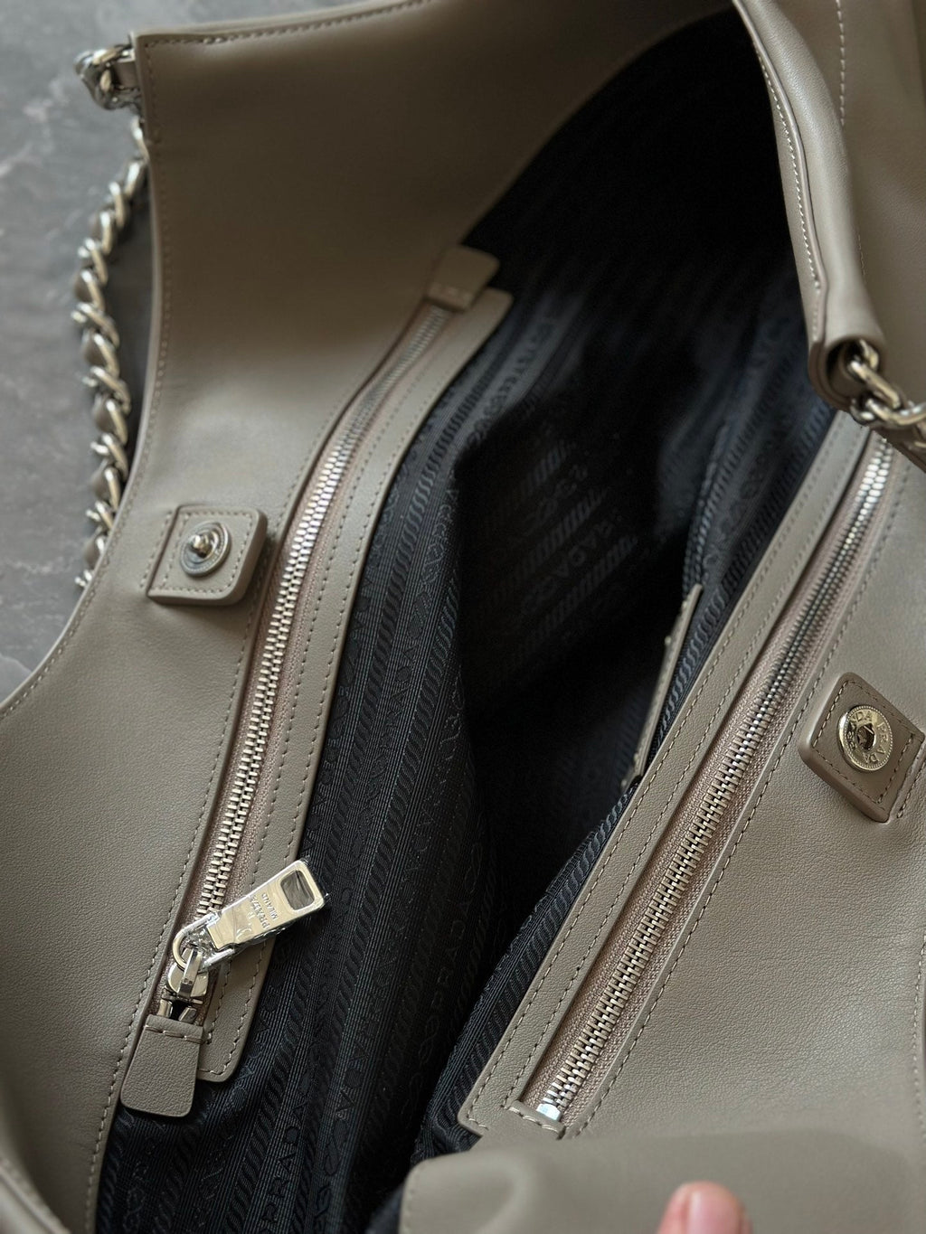 ＰＲＤＡ SOFT CALFSKIN BLACK CHAIN TOTE BAG