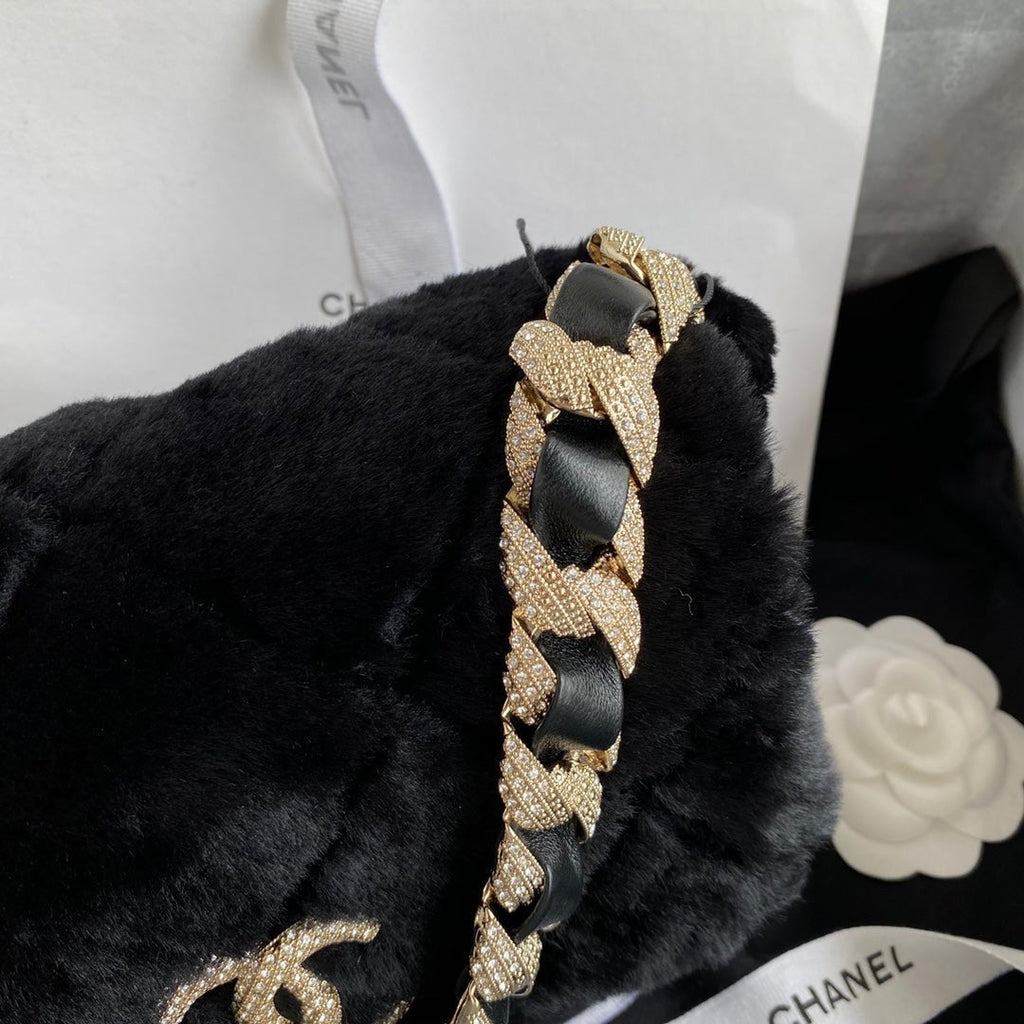 ＣＨＮＥＬSHEARLING CRYSTAL STRASS FLAP BAG