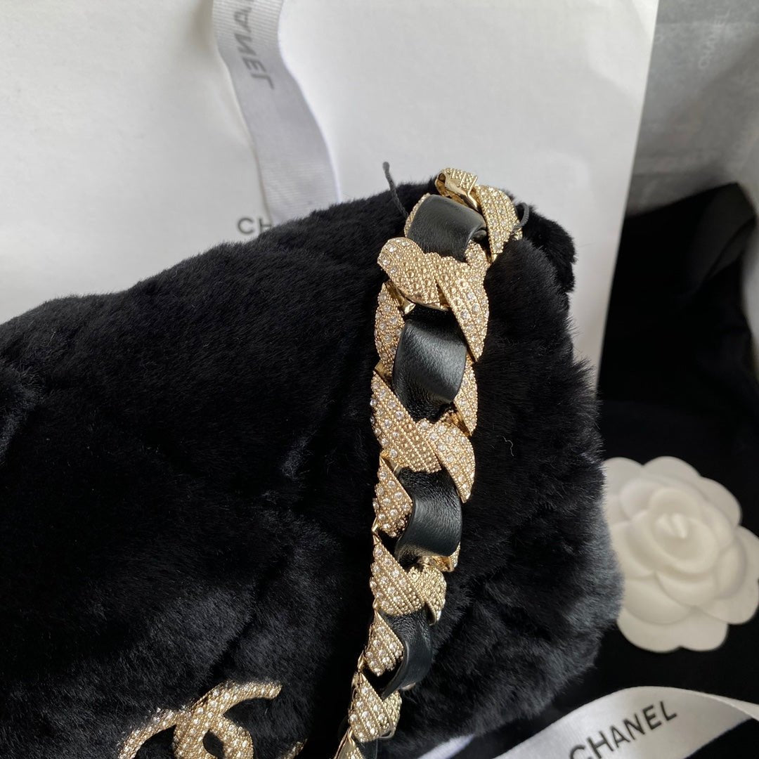 ＣＨＮＥＬSHEARLING CRYSTAL STRASS FLAP BAG