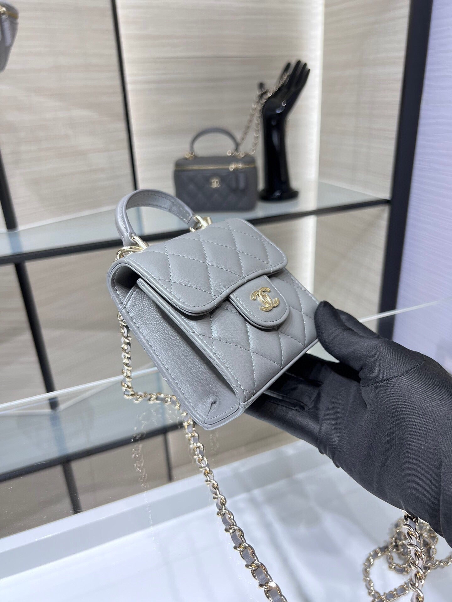 ＣＨＮＥＬMINI MATELASSÉ CLUTCH WITH CHAIN GRAY