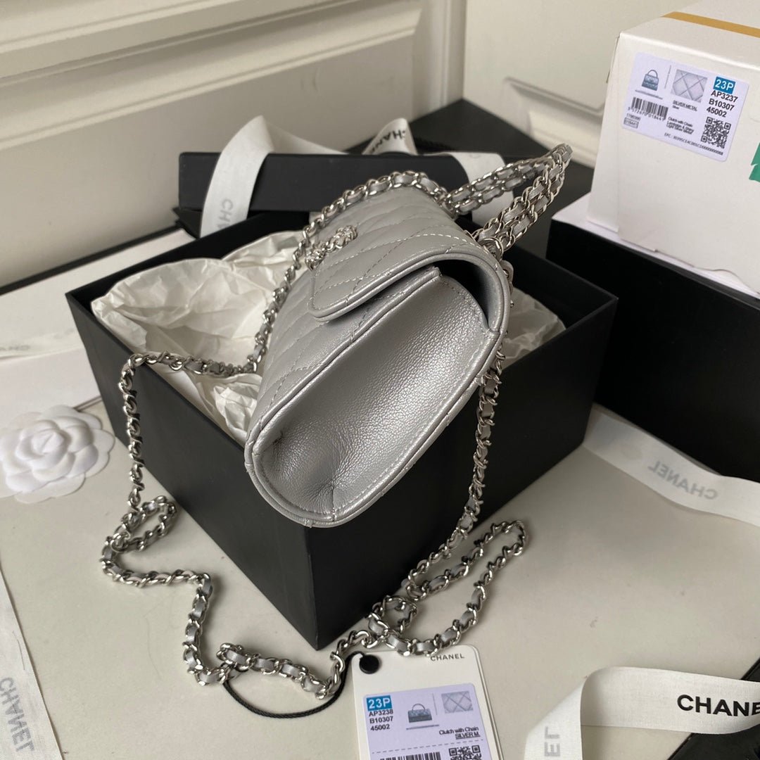 ＣＨＮＥＬCLUTCH WITH CHAIN SILVER METAL