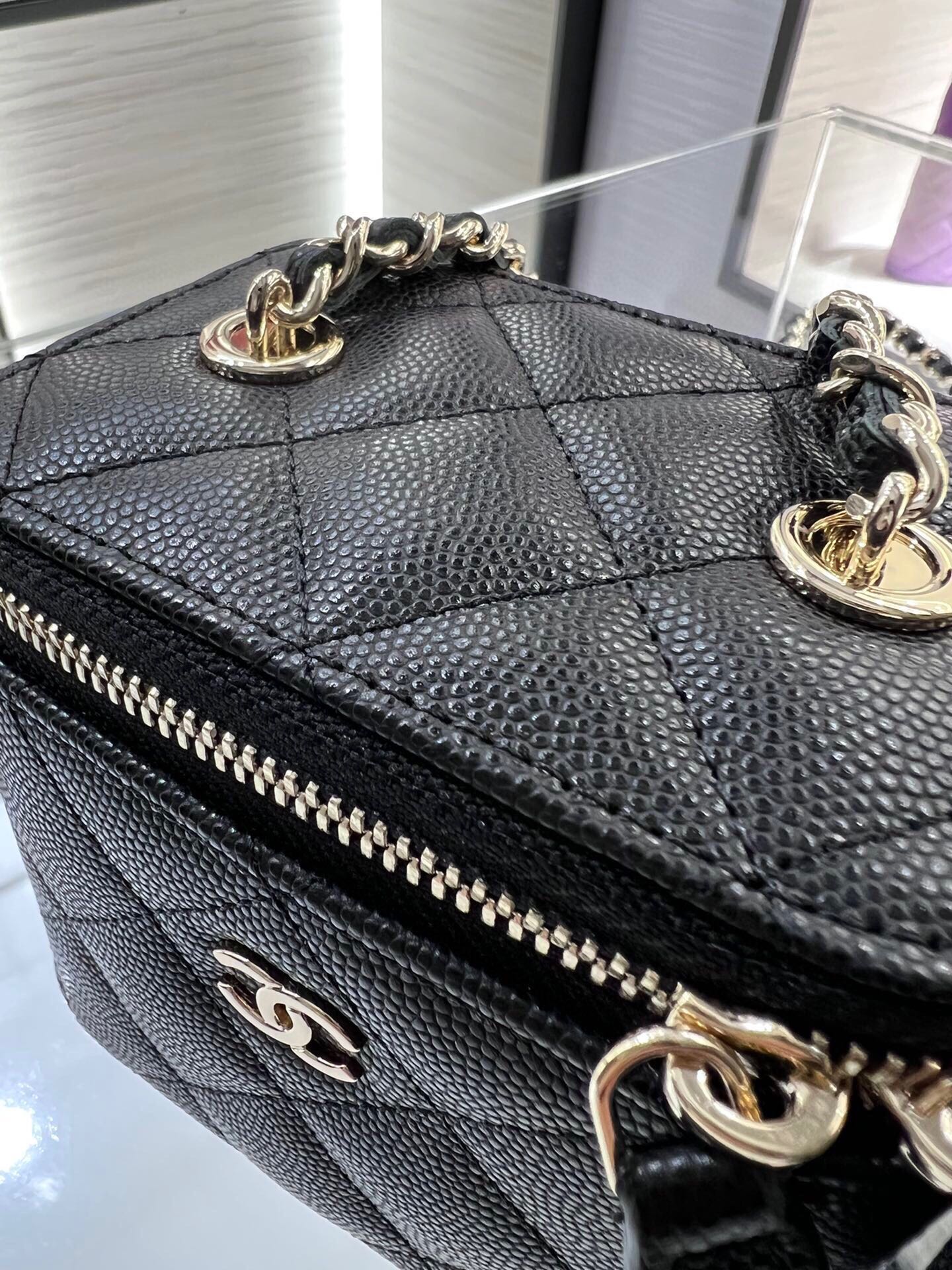 ＣＨＮＥＬMINI VANITY CASE WITH CLASSIC CHAIN