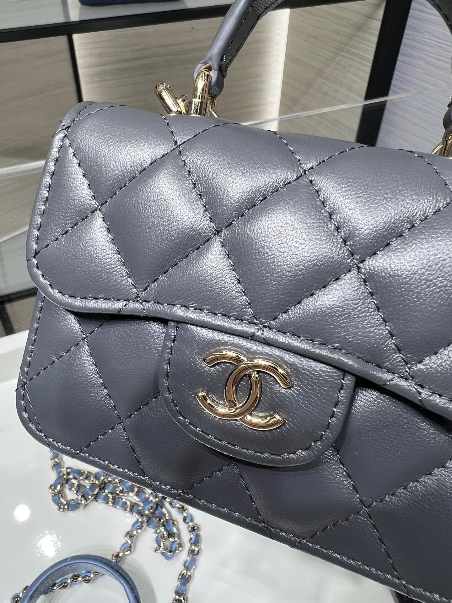 ＣＨＮＥＬFLAP COIN PURSE WITH CHAIN GRAY