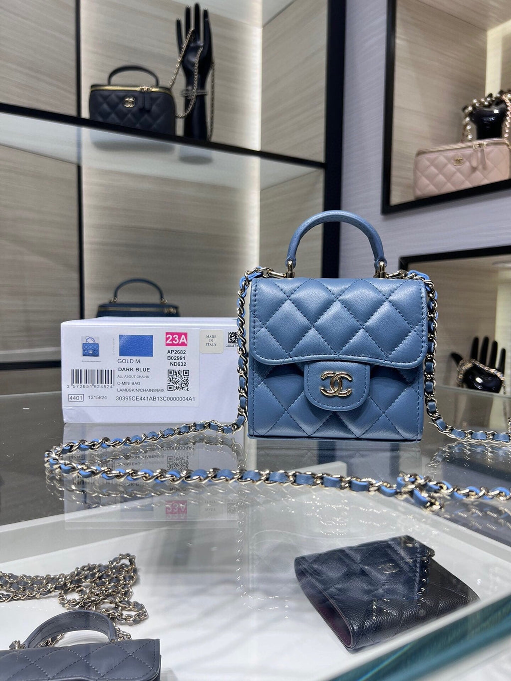 ＣＨＮＥＬMINI MATELASSÉ CLUTCH WITH CHAIN BLUE