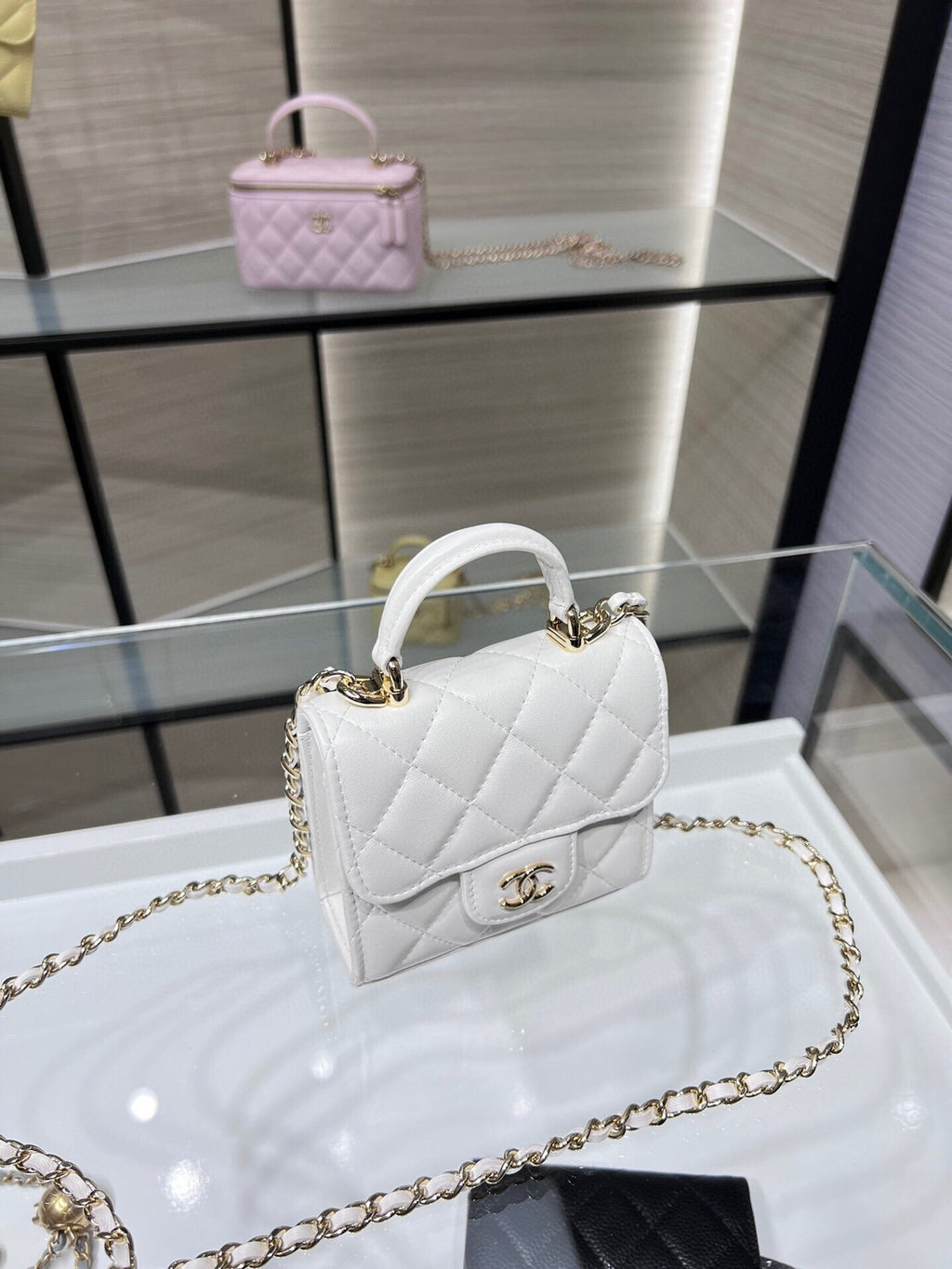 ＣＨＮＥＬMINI MATELASSÉ CLUTCH WITH CHAIN WHITE