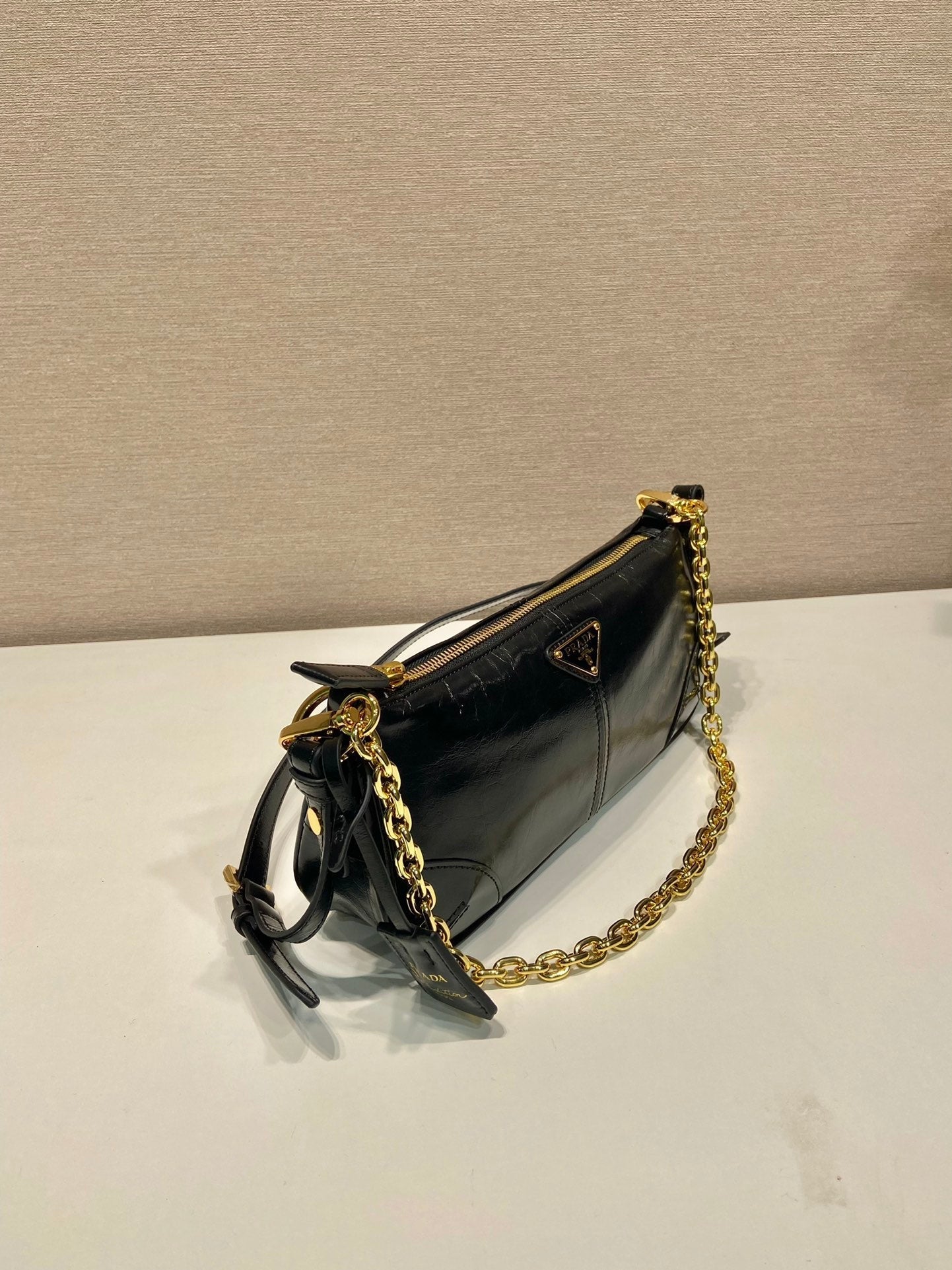 ＰＲＤＡ RE-EDITION 2002 MEDIUM LEATHER SHOULDER BAG