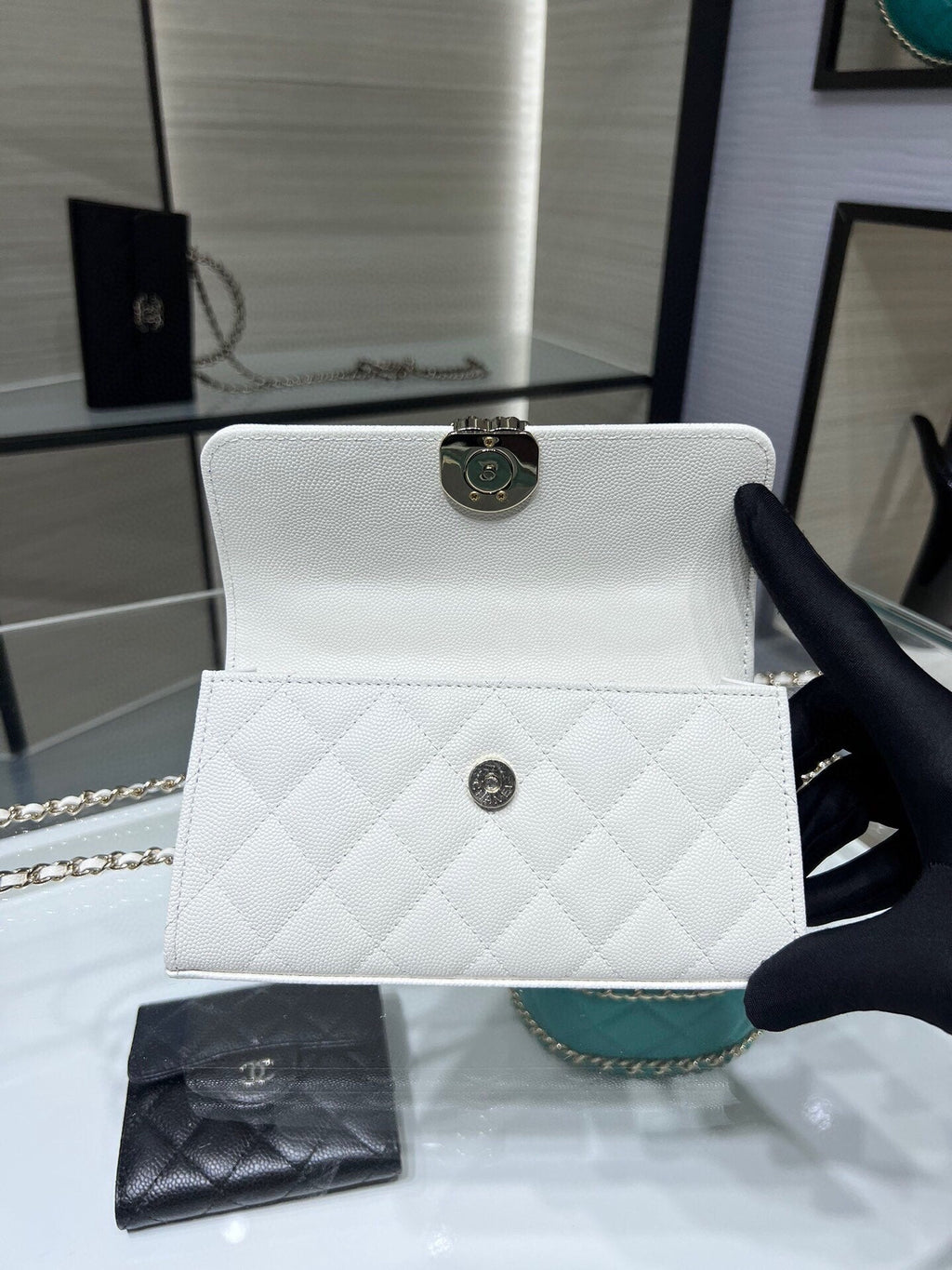 ＣＨＮＥＬPHONE HOLDER WITH CHAIN WHITE